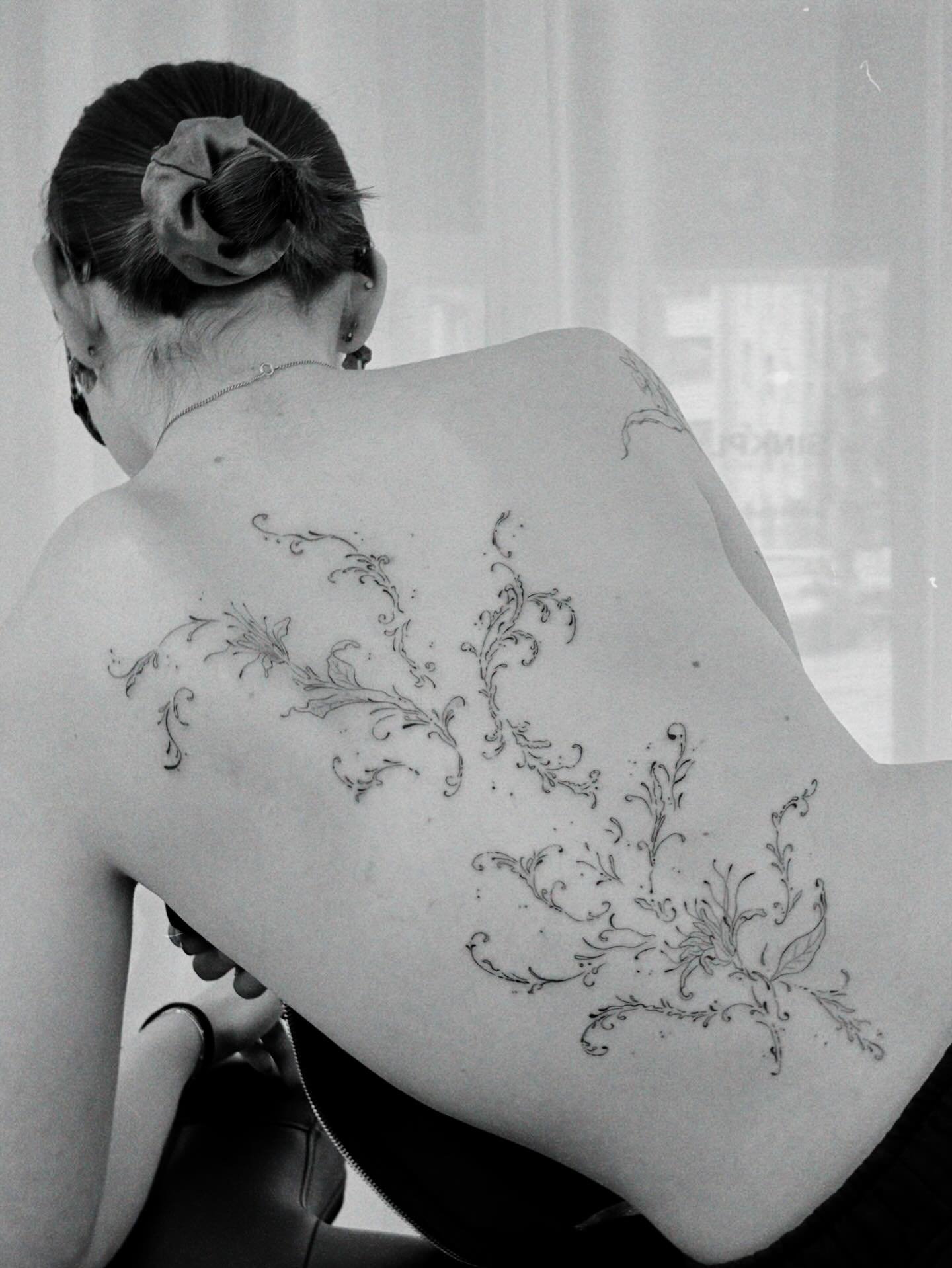 Tatuaje de flor en espalda, línea fina Sinkply Madrid