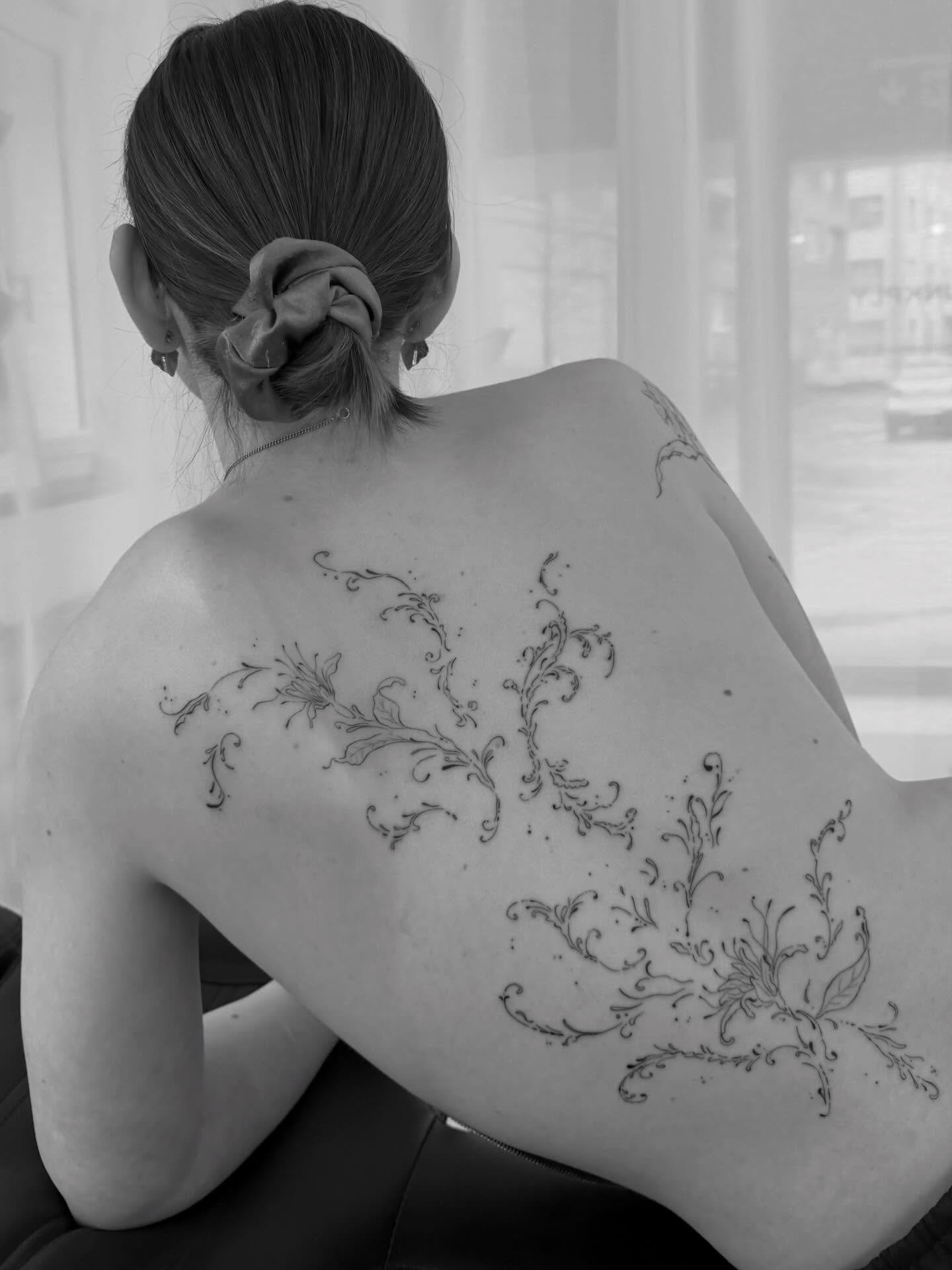 Tatuaje de flor en espalda, línea fina Sinkply Madrid