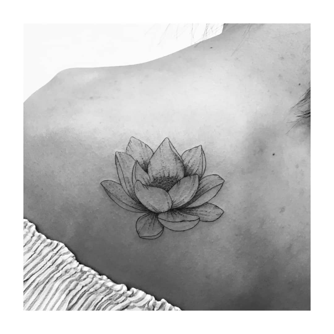 Tatuaje de flor en espalda, línea fina Sinkply Madrid