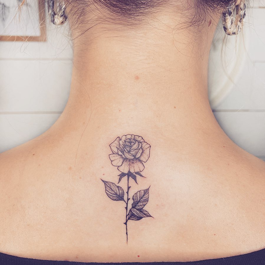 Tatuaje de flor en espalda, línea fina Sinkply Madrid
