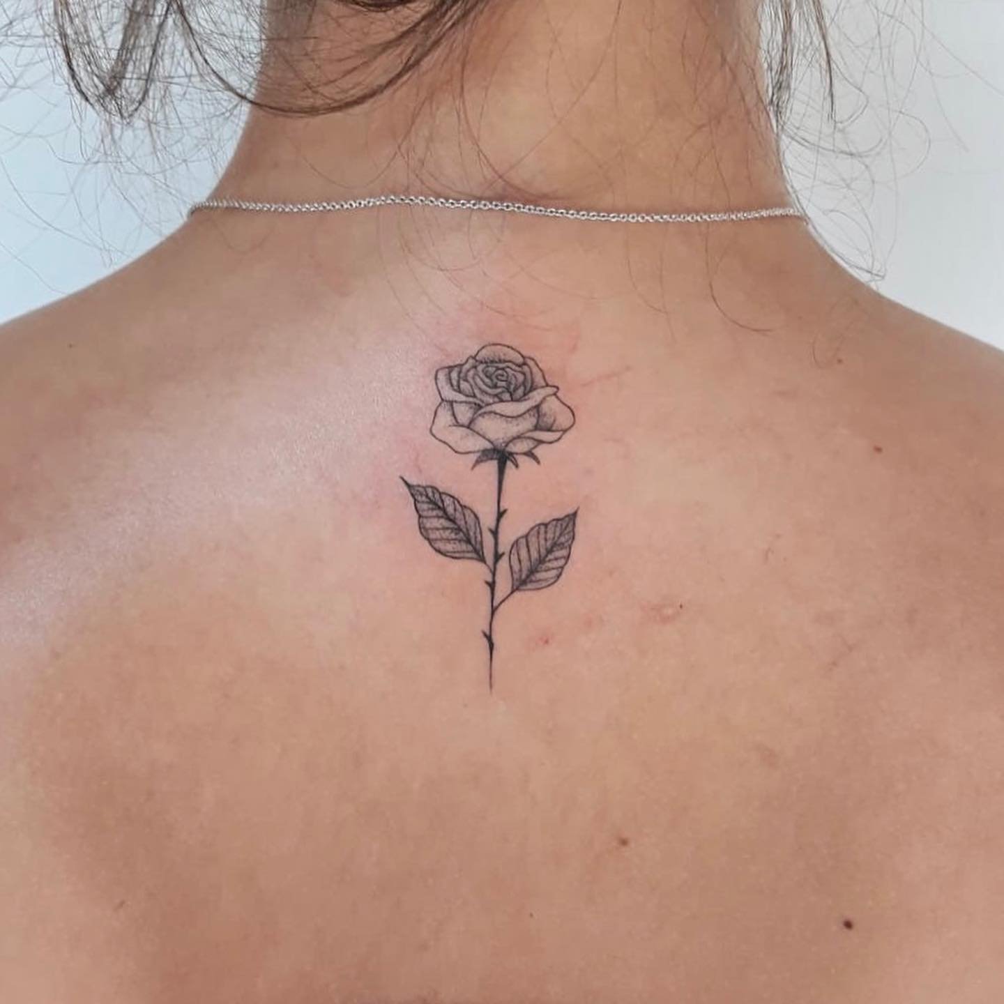 Tatuaje de flor en espalda, línea fina Sinkply Madrid