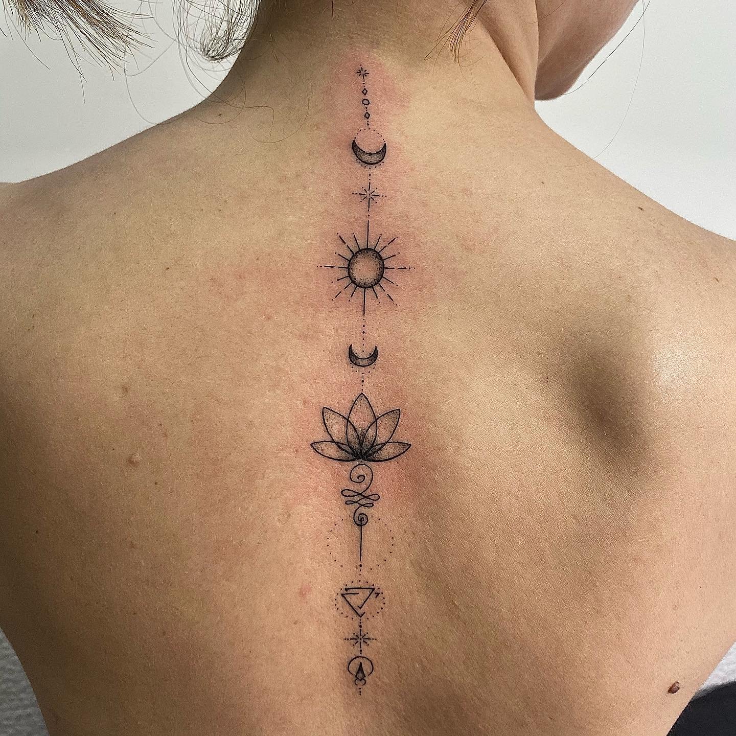 Tatuaje de flor en espalda, línea fina Sinkply Madrid