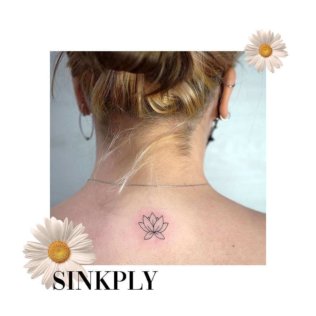 Tatuaje de flor en espalda, línea fina Sinkply Madrid