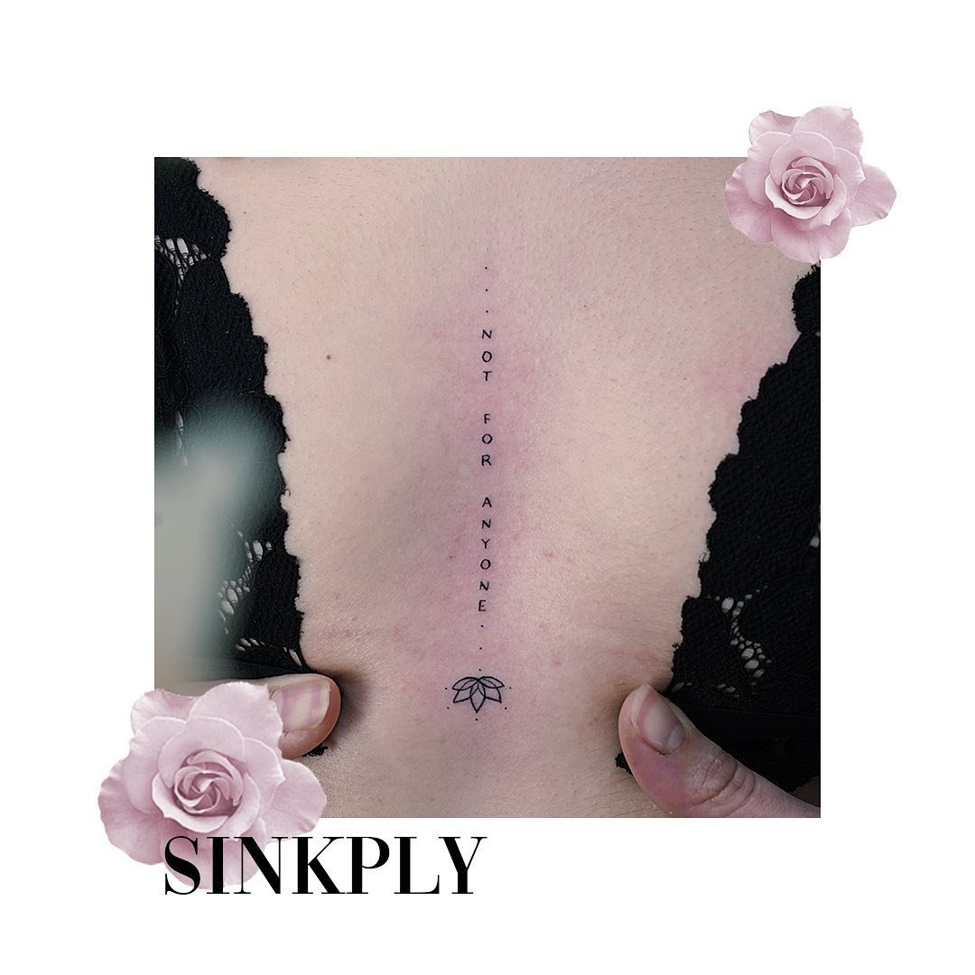 Tatuaje de flor en espalda, línea fina Sinkply Madrid