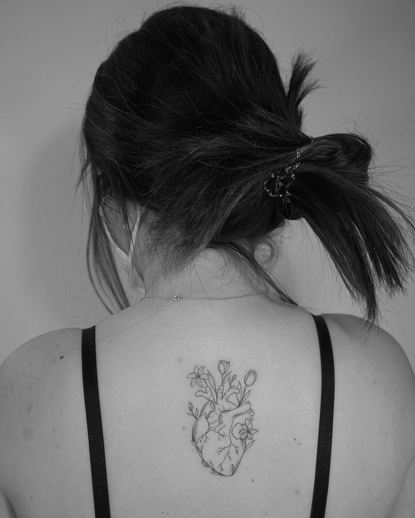 Tatuaje de flor en espalda, línea fina Sinkply Madrid