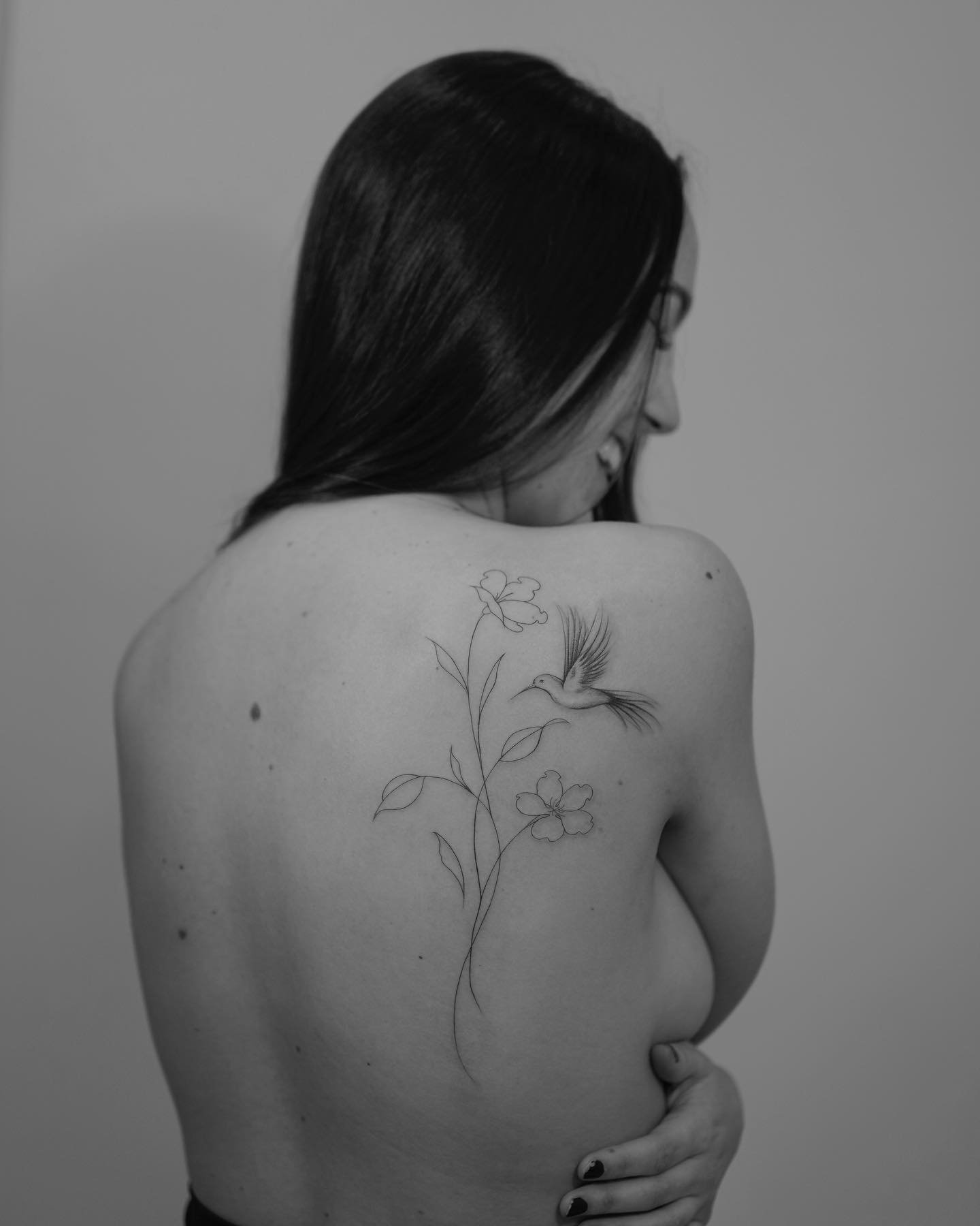 Tatuaje de flor en espalda, línea fina Sinkply Madrid