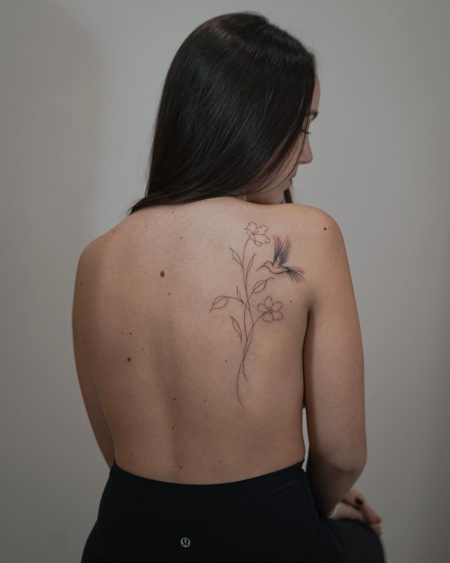 Tatuaje de flor en espalda, línea fina Sinkply Madrid