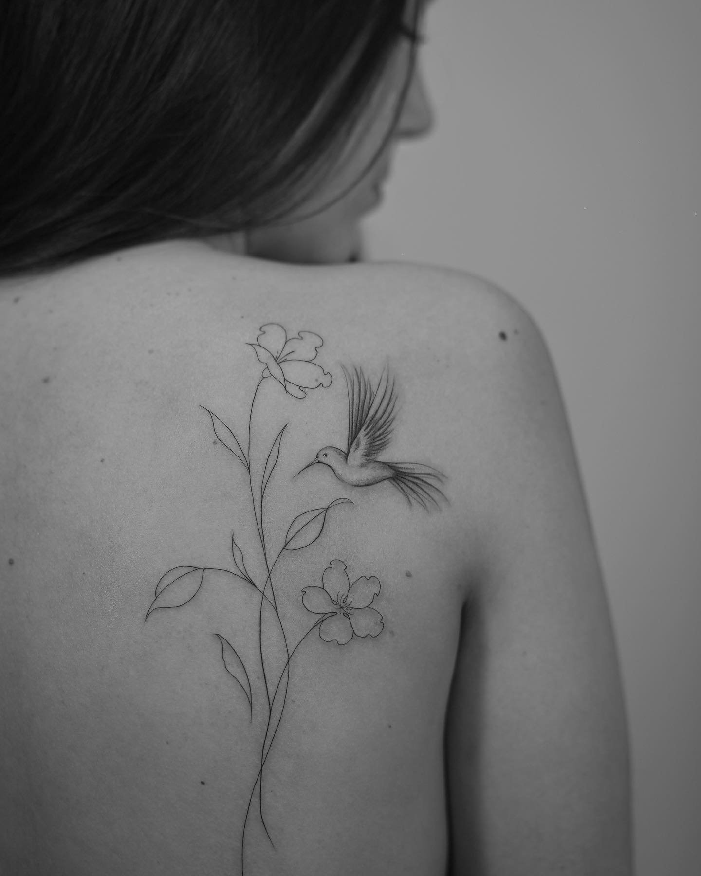 Tatuaje de flor en espalda, línea fina Sinkply Madrid