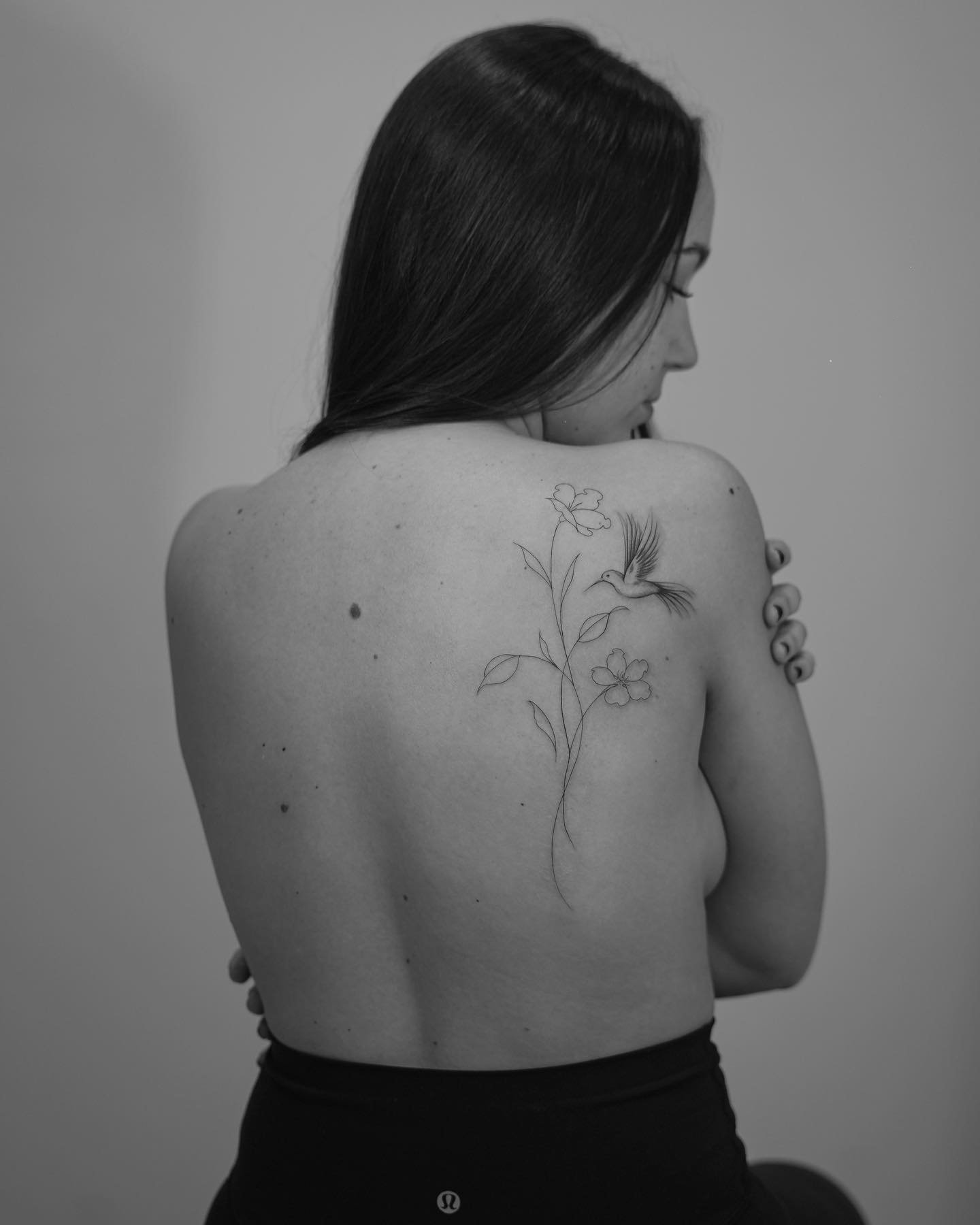 Tatuaje de flor en espalda, línea fina Sinkply Madrid