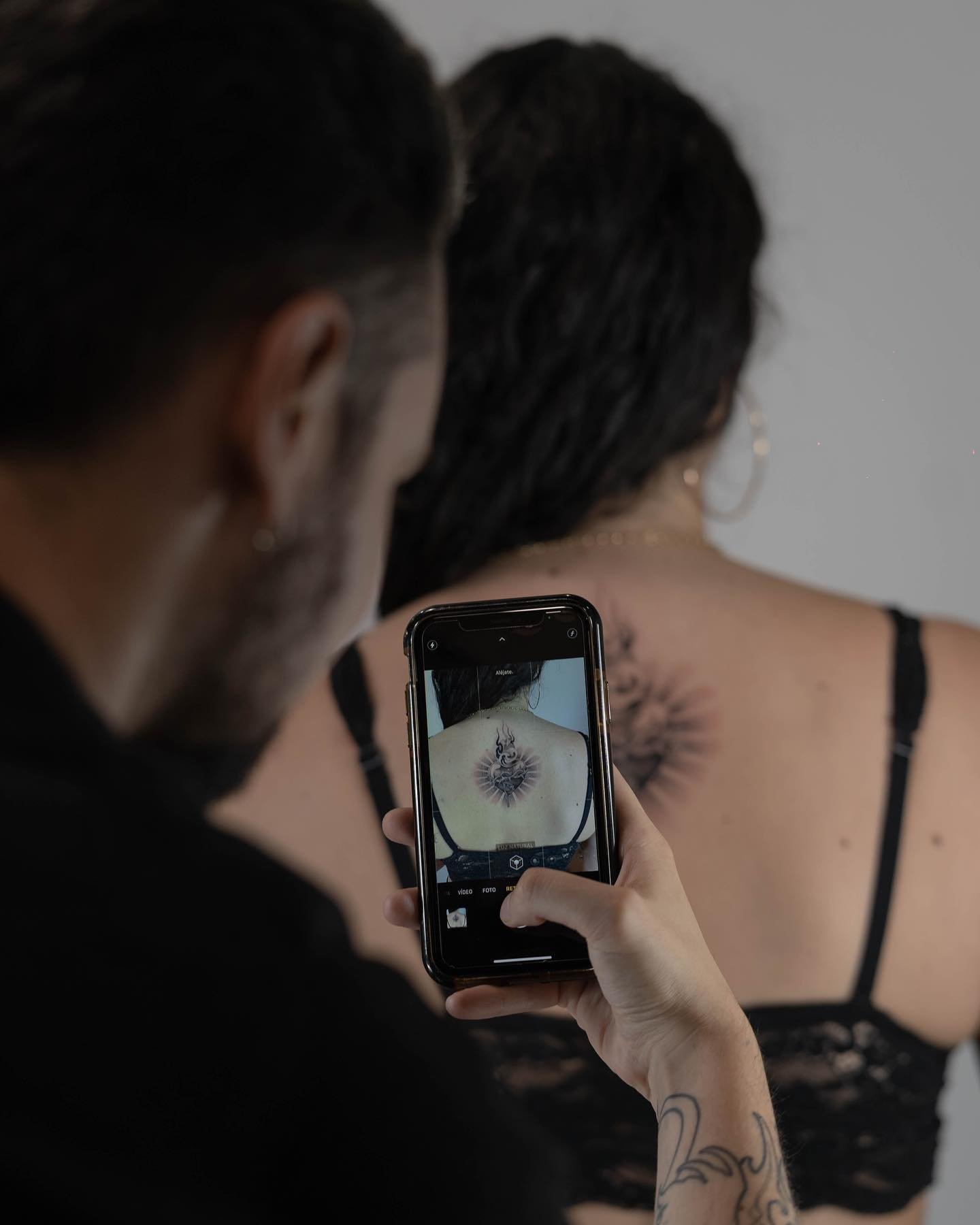 Tatuaje de flor en espalda, línea fina Sinkply Madrid