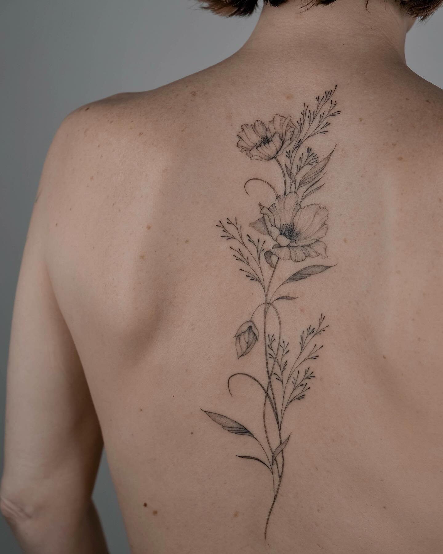 Tatuaje de flor en espalda, línea fina Sinkply Madrid