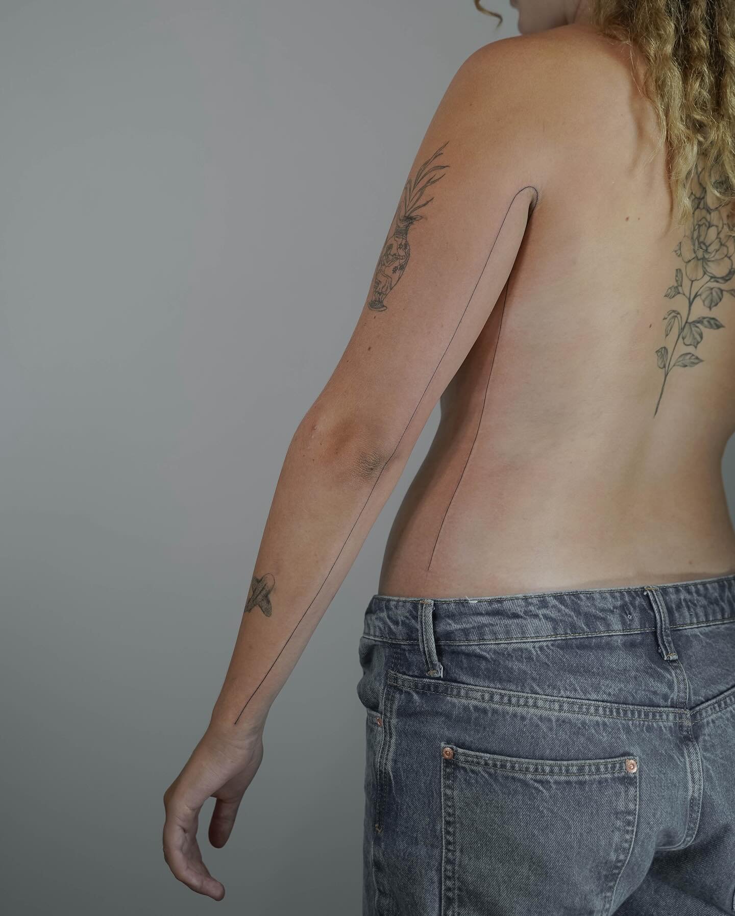 Tatuaje de flor en espalda, línea fina Sinkply Madrid