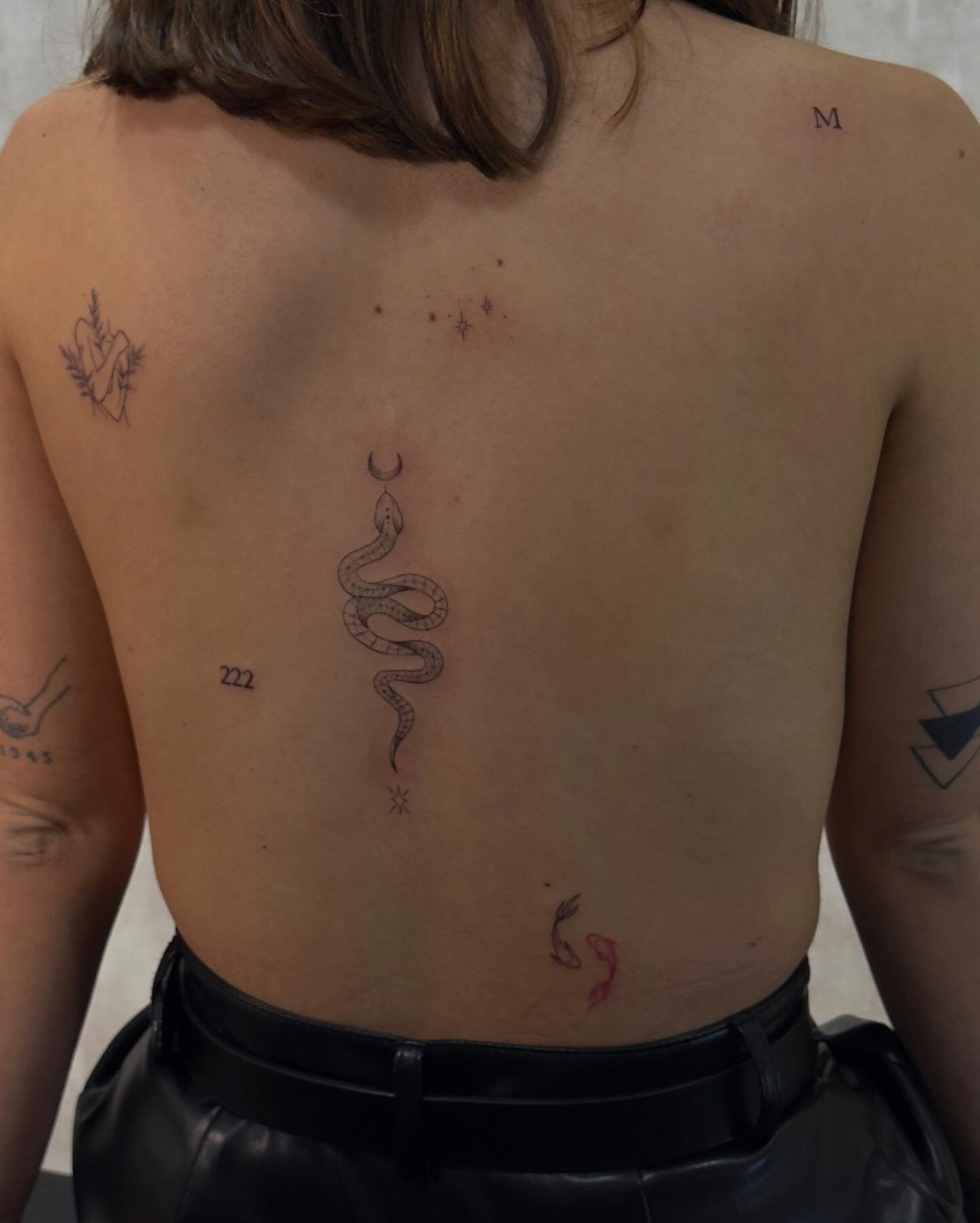 Tatuaje de flor en espalda, línea fina Sinkply Madrid