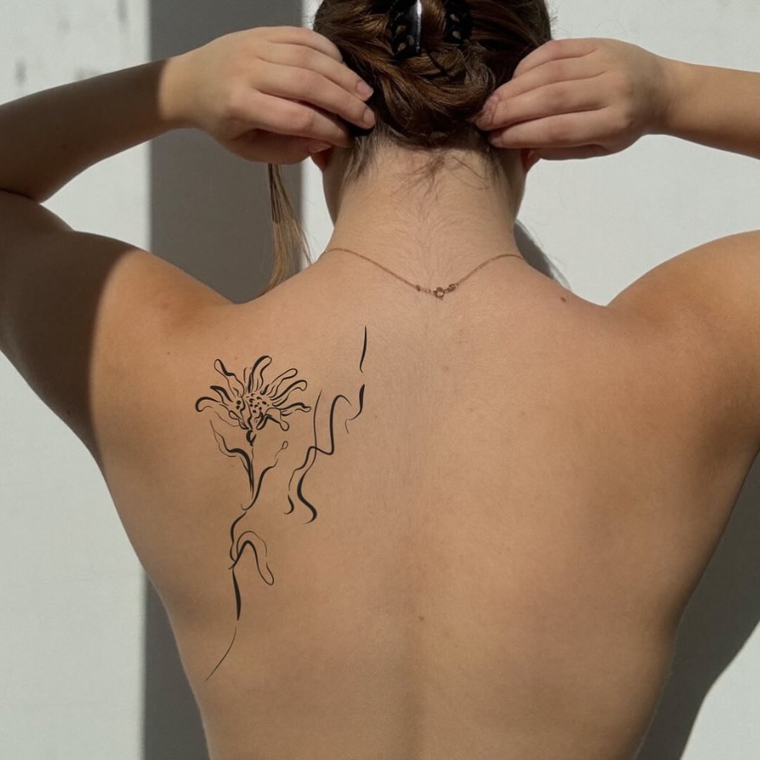 Tatuaje de flor en espalda, línea fina Sinkply Madrid