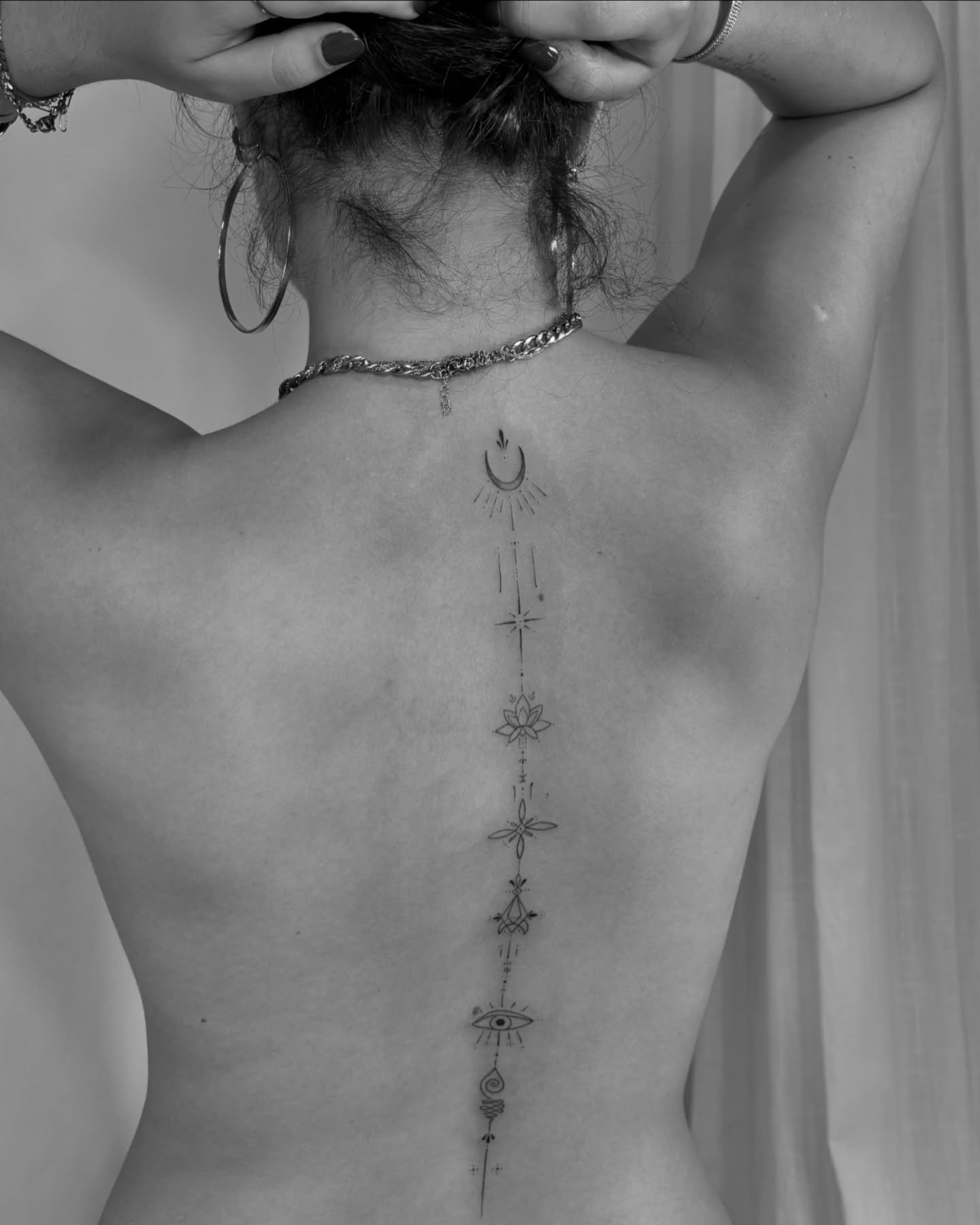 Tatuaje de flor en espalda, línea fina Sinkply Madrid