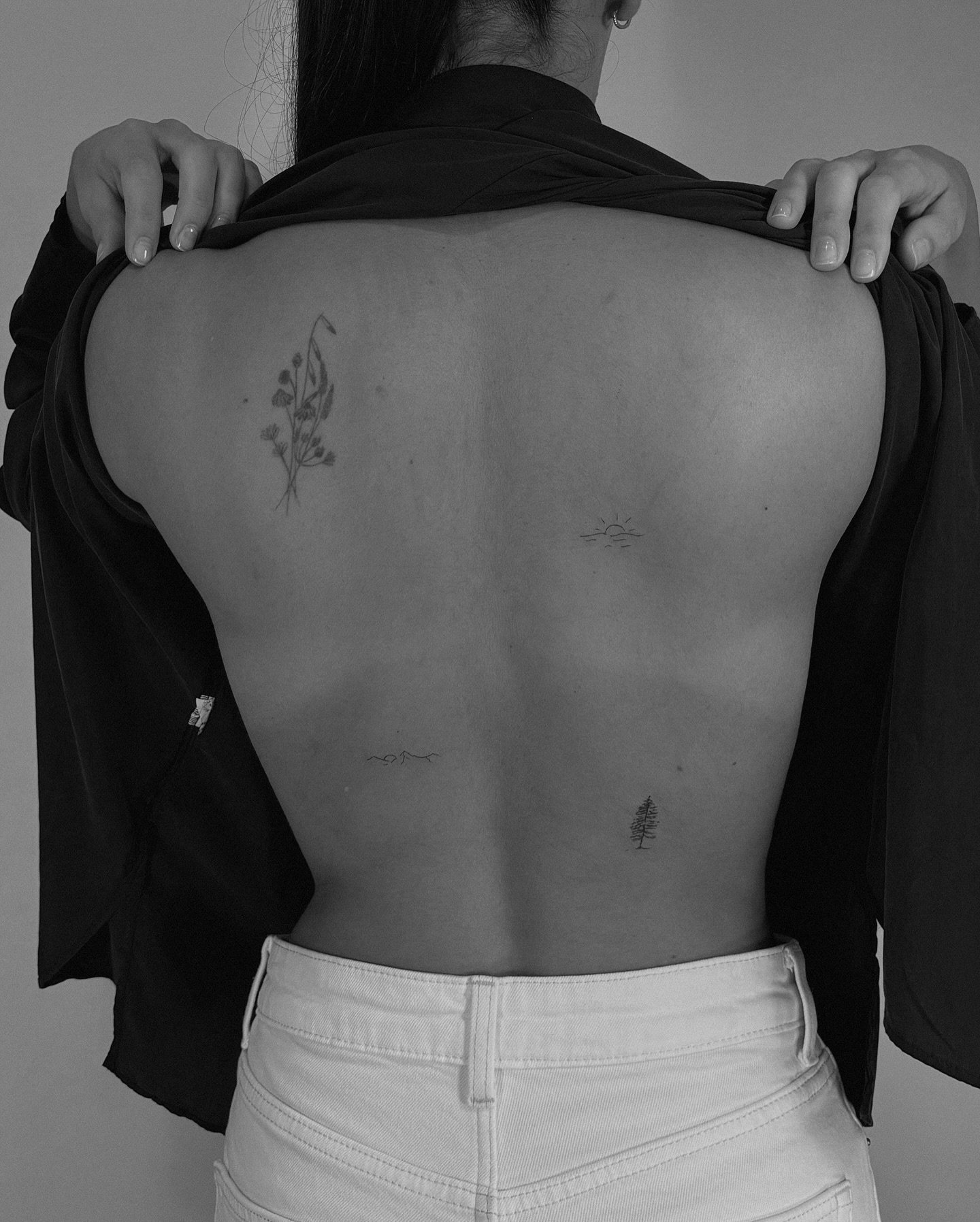 Tatuaje de flor en espalda, línea fina Sinkply Madrid