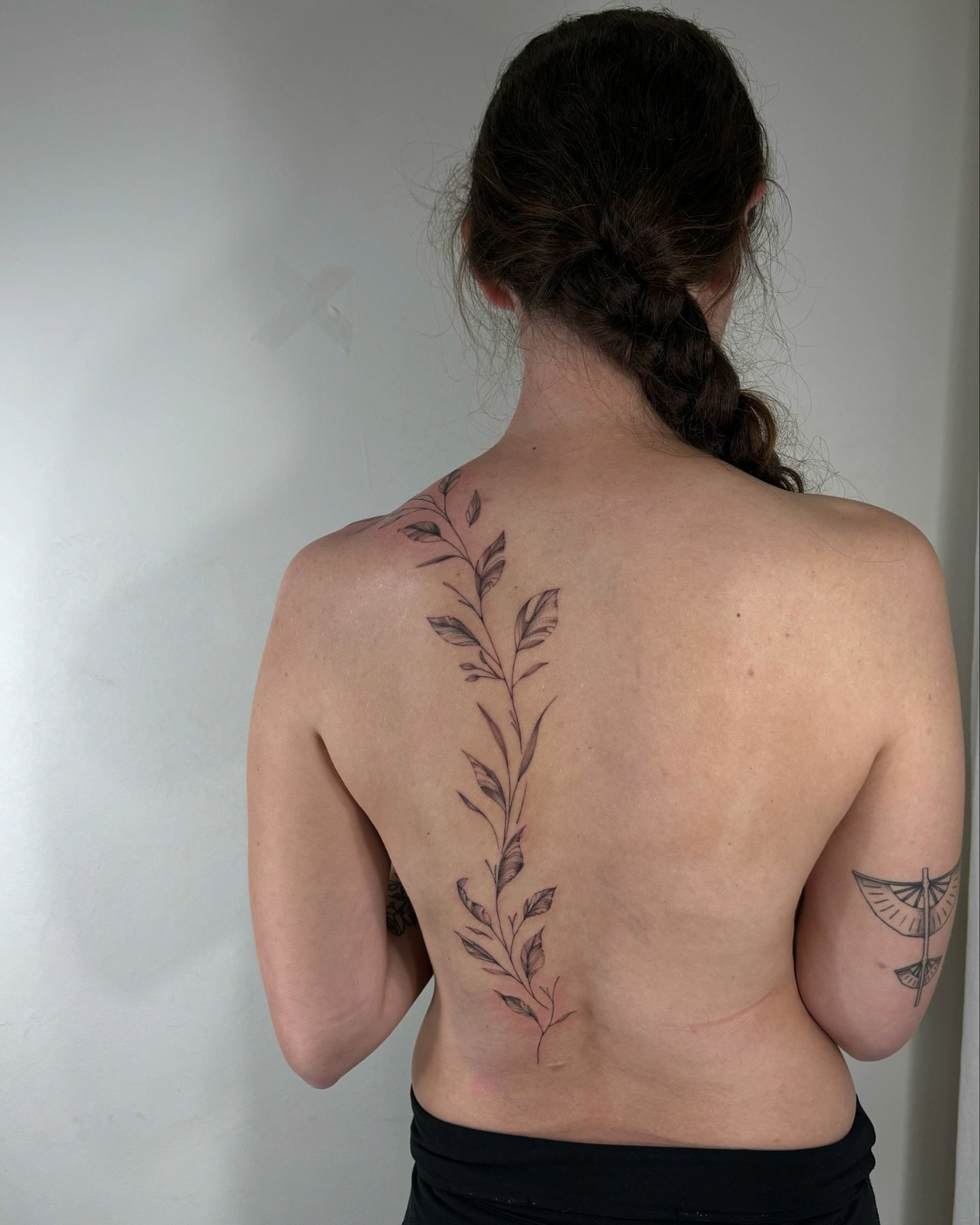Tatuaje de flor en espalda, línea fina Sinkply Madrid