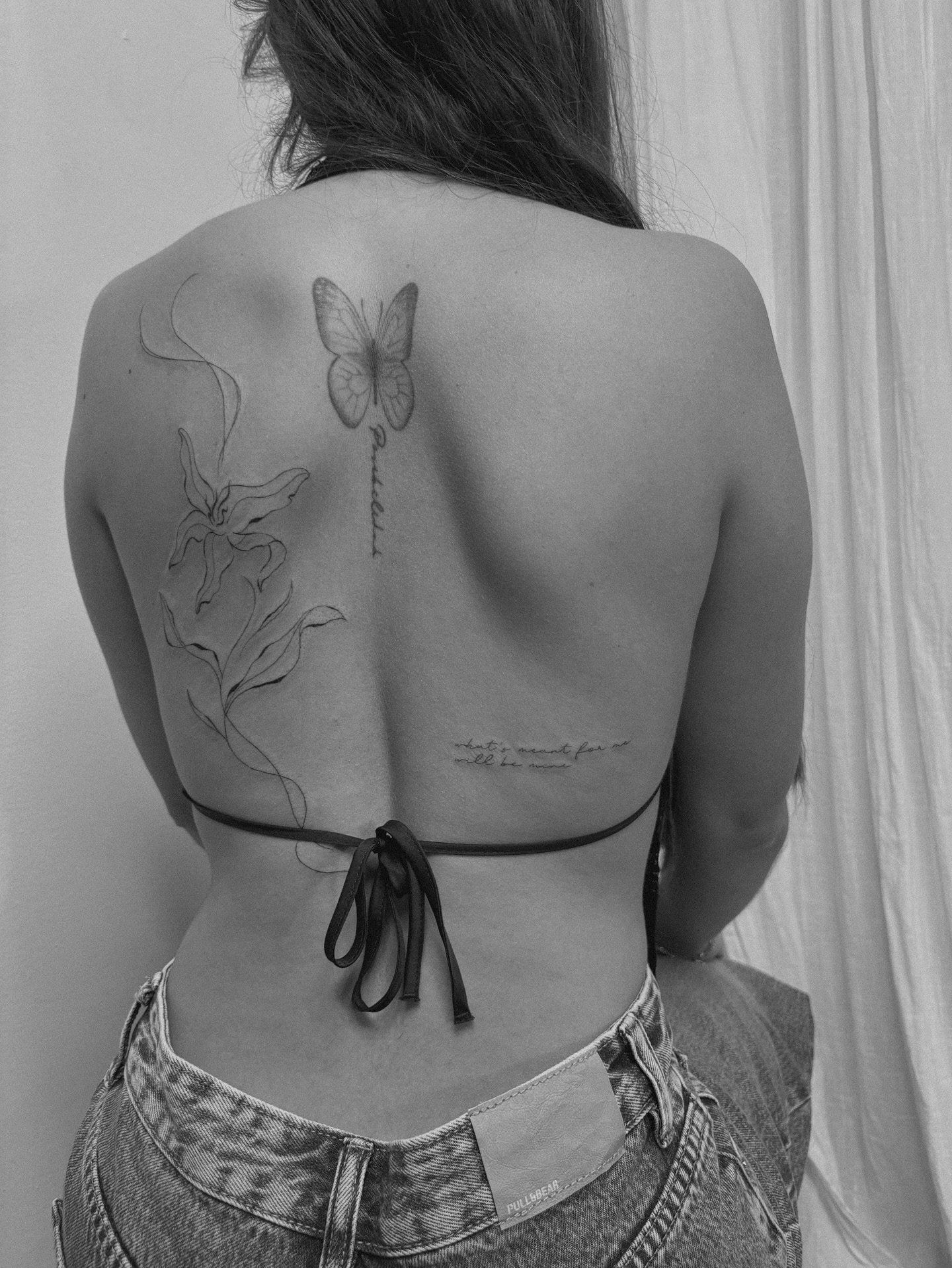 Tatuaje de flor en espalda, línea fina Sinkply Madrid