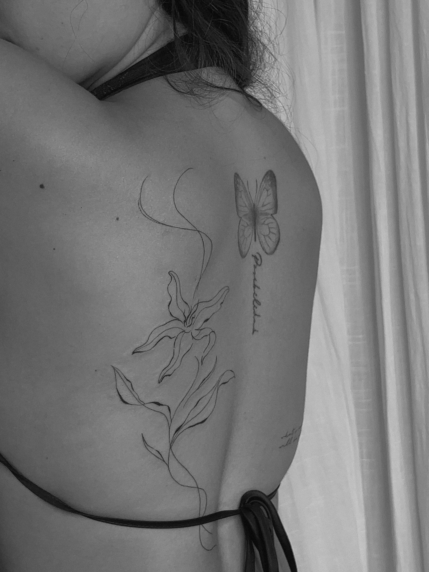 Tatuaje de flor en espalda, línea fina Sinkply Madrid