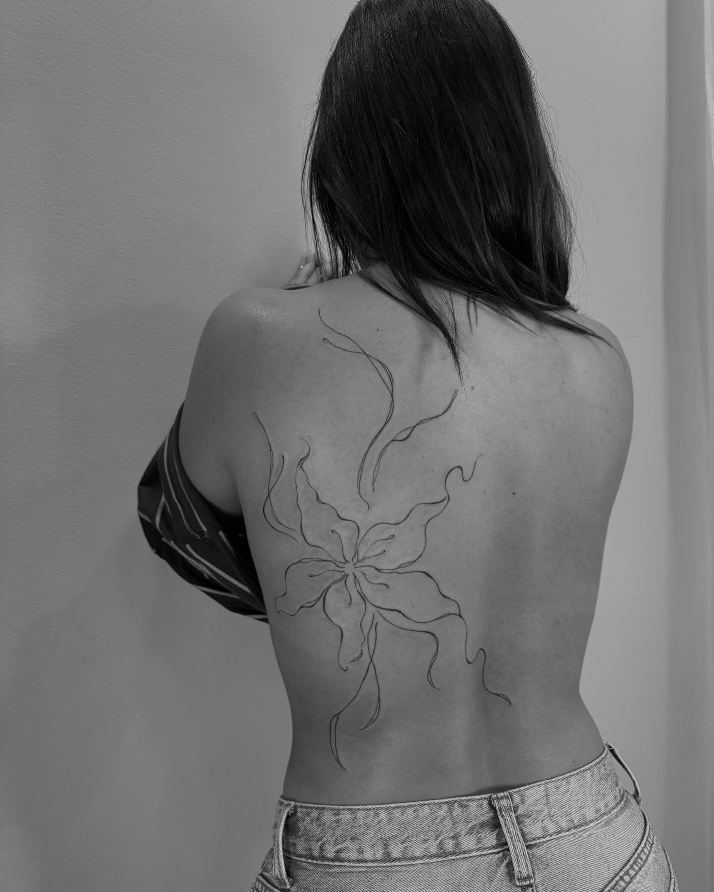 Tatuaje de flor en espalda, línea fina Sinkply Madrid