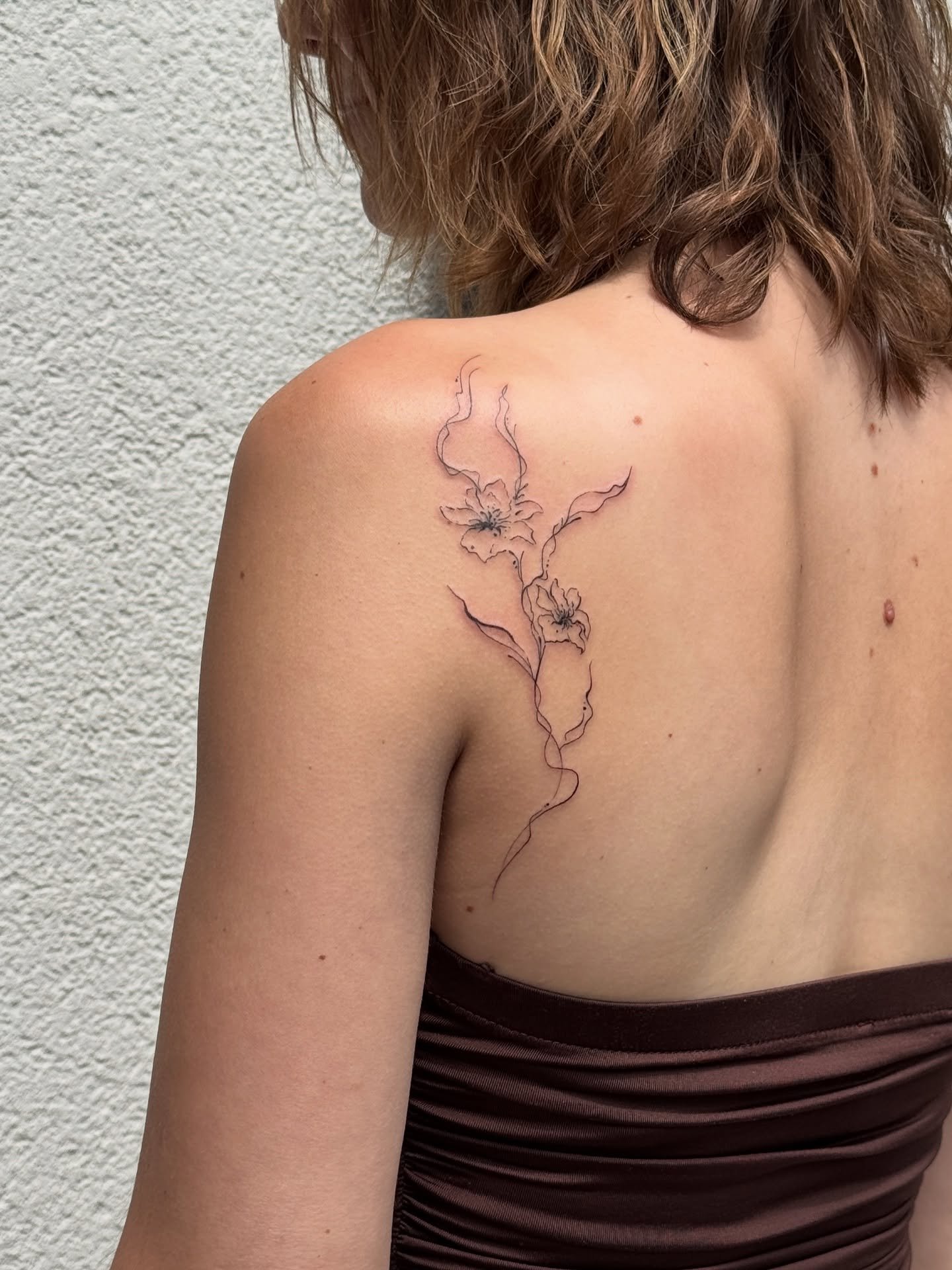 Tatuaje de flor en espalda, línea fina Sinkply Madrid