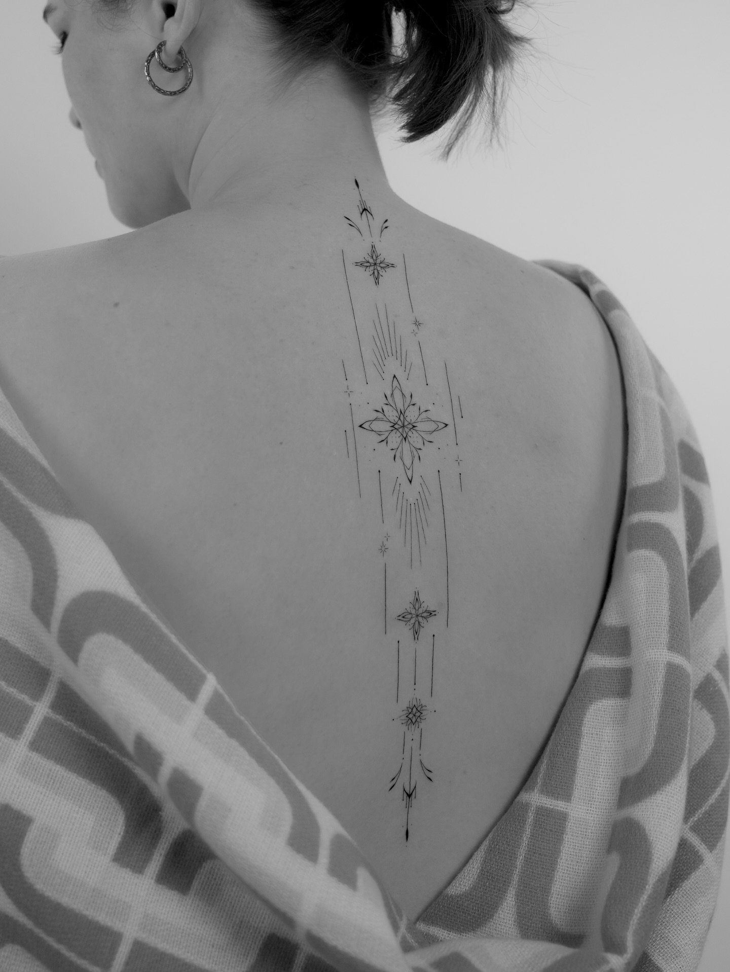Tatuaje de flor en espalda, línea fina Sinkply Madrid