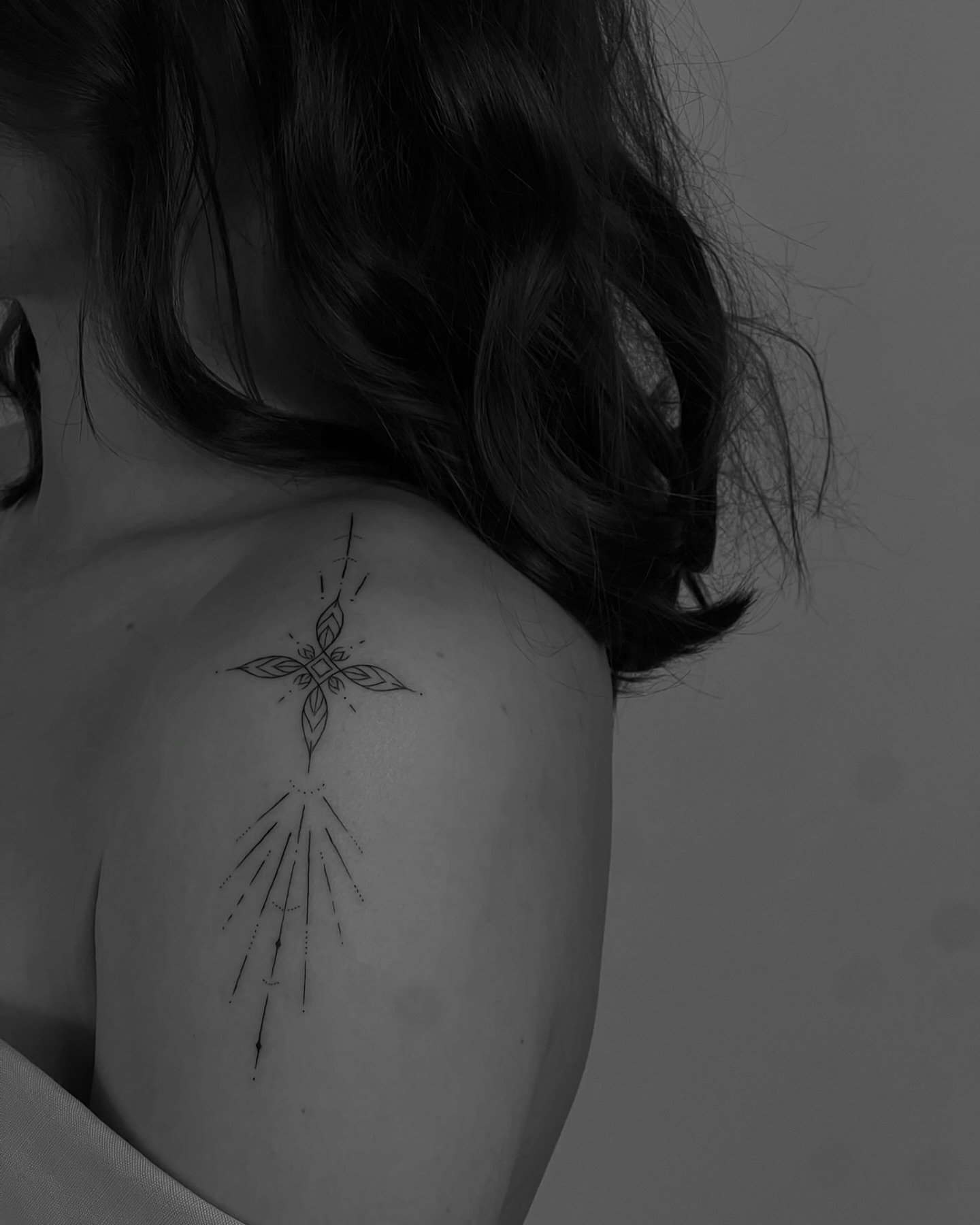 Tatuaje de flor en espalda, línea fina Sinkply Madrid