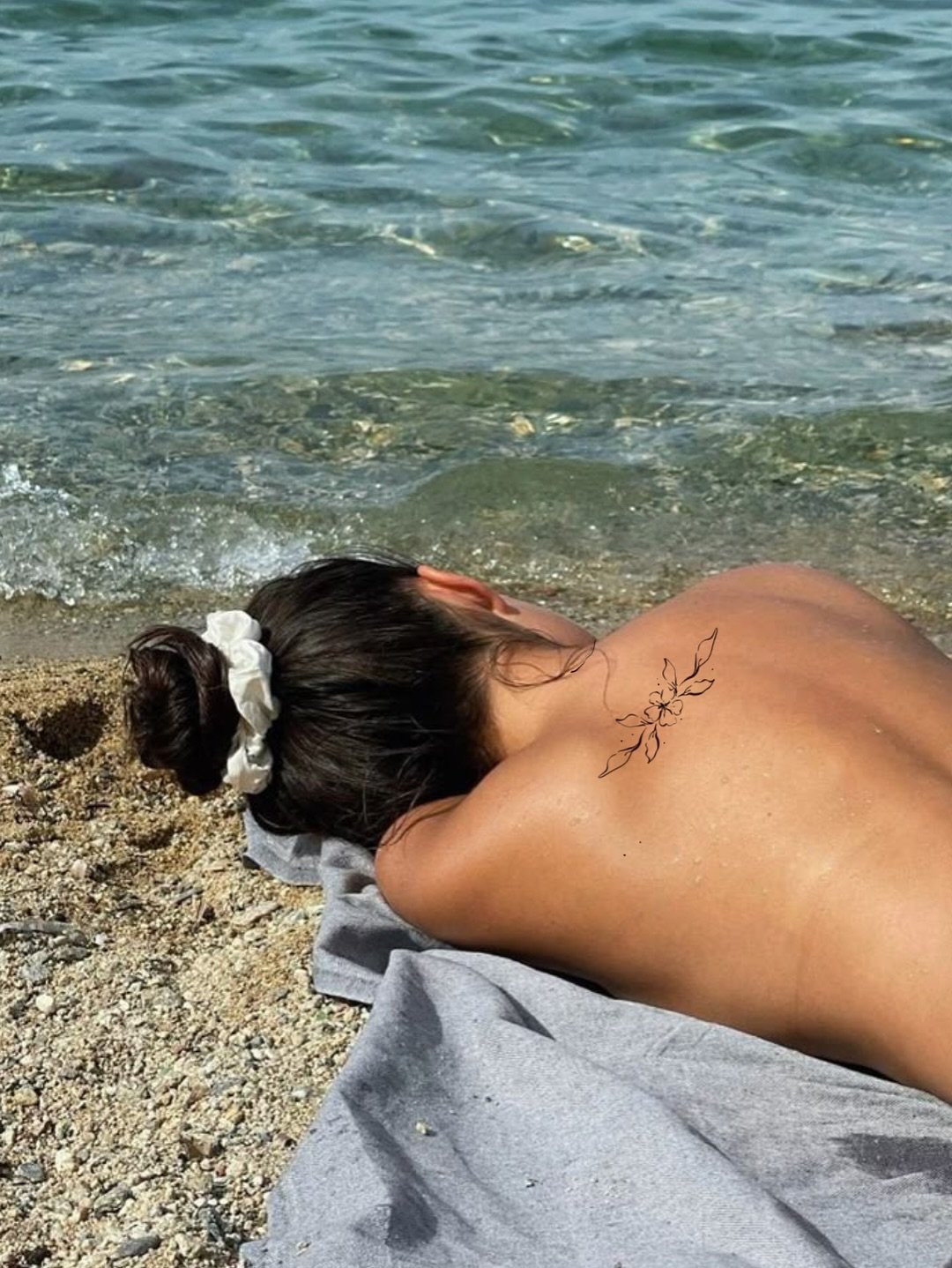 Tatuaje de flor en espalda, línea fina Sinkply Madrid