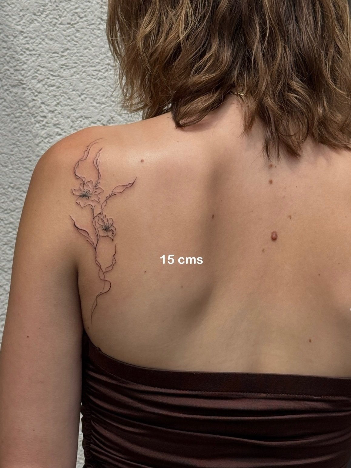 Tatuaje de flor en espalda, línea fina Sinkply Madrid