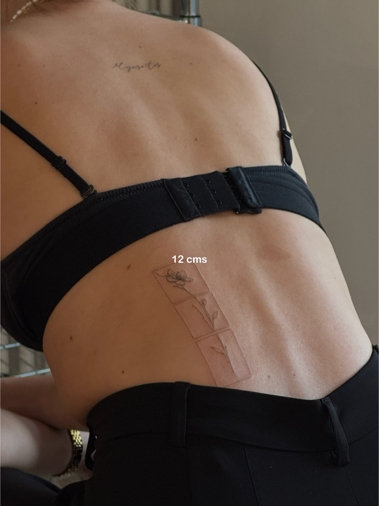 Tatuaje de flor en espalda, línea fina Sinkply Madrid