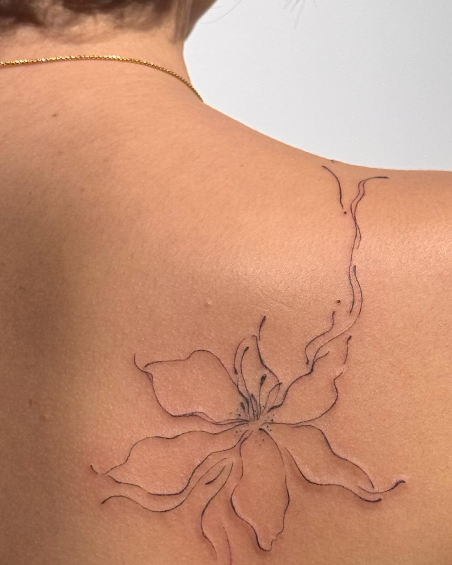 Tatuaje de flor en espalda, línea fina Sinkply Madrid