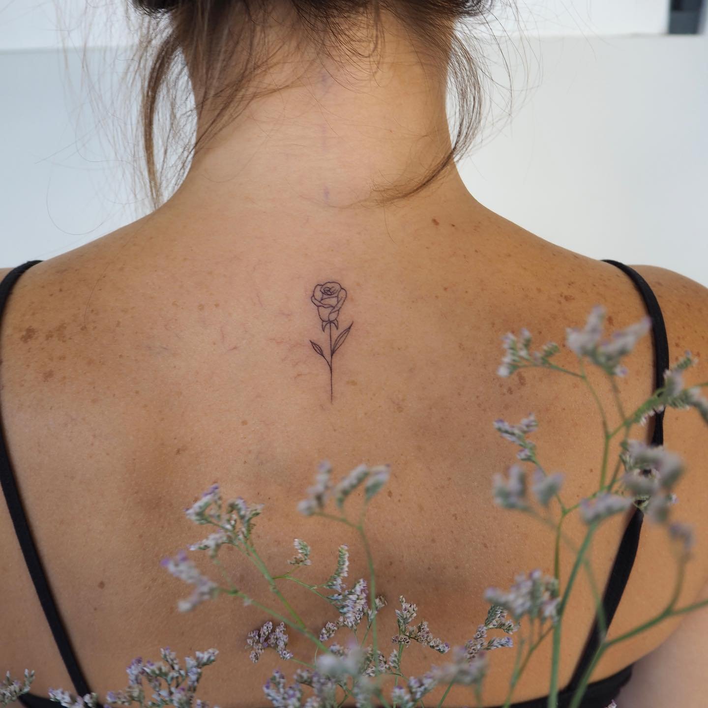 Tatuaje de flor en espalda, línea fina Sinkply Madrid