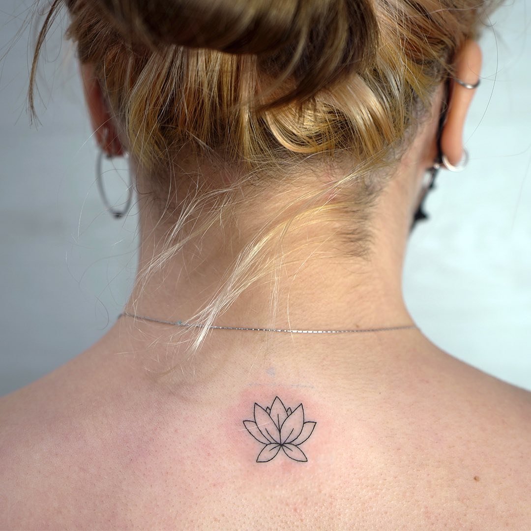 Tatuaje de flor en espalda, línea fina Sinkply Madrid
