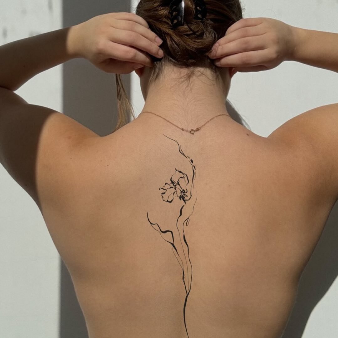 Tatuaje de flor en espalda, línea fina Sinkply Madrid