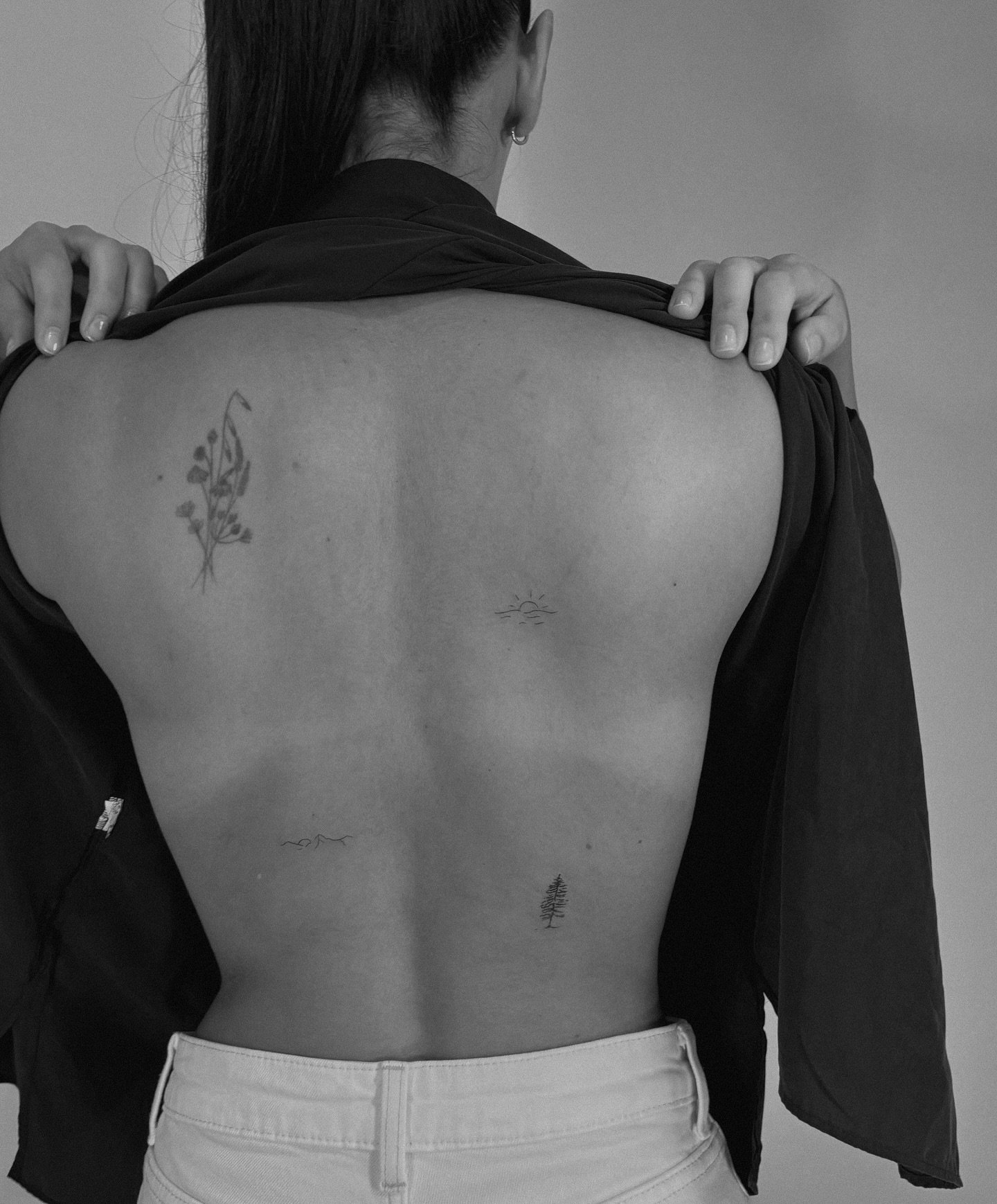 Tatuaje de flor en espalda, línea fina Sinkply Madrid