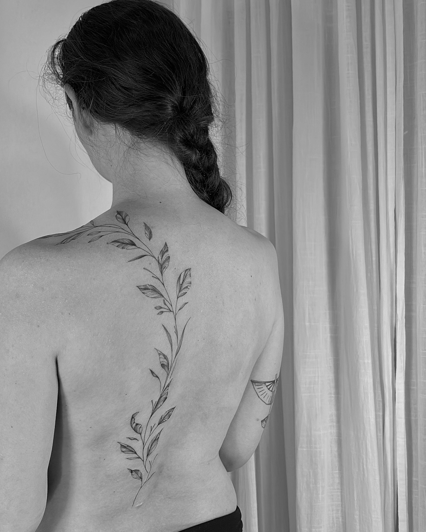 Tatuaje de flor en espalda, línea fina Sinkply Madrid