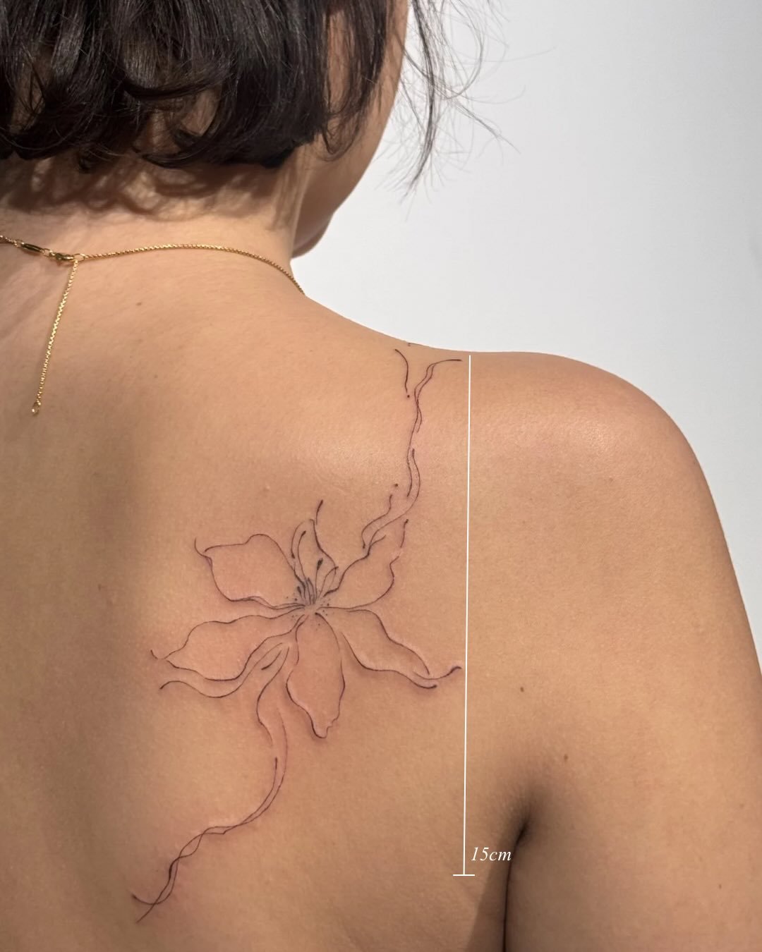 Tatuaje de flor en espalda, línea fina Sinkply Madrid