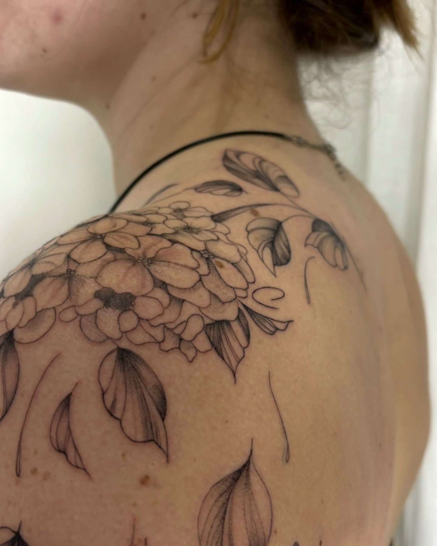 Tatuaje de flor en hombro, línea fina Sinkply Madrid