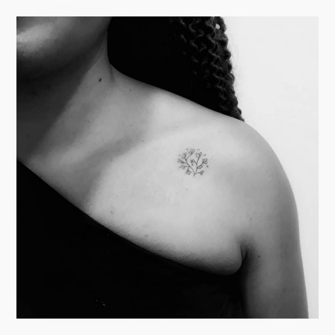 Tatuaje de flor en hombro, línea fina Sinkply Madrid