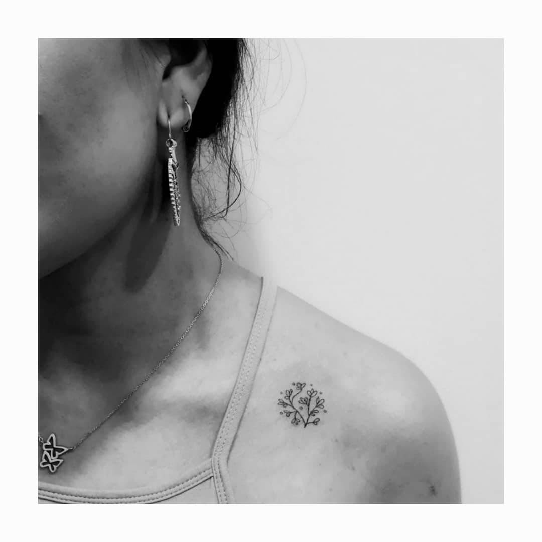 Tatuaje de flor en hombro, línea fina Sinkply Madrid