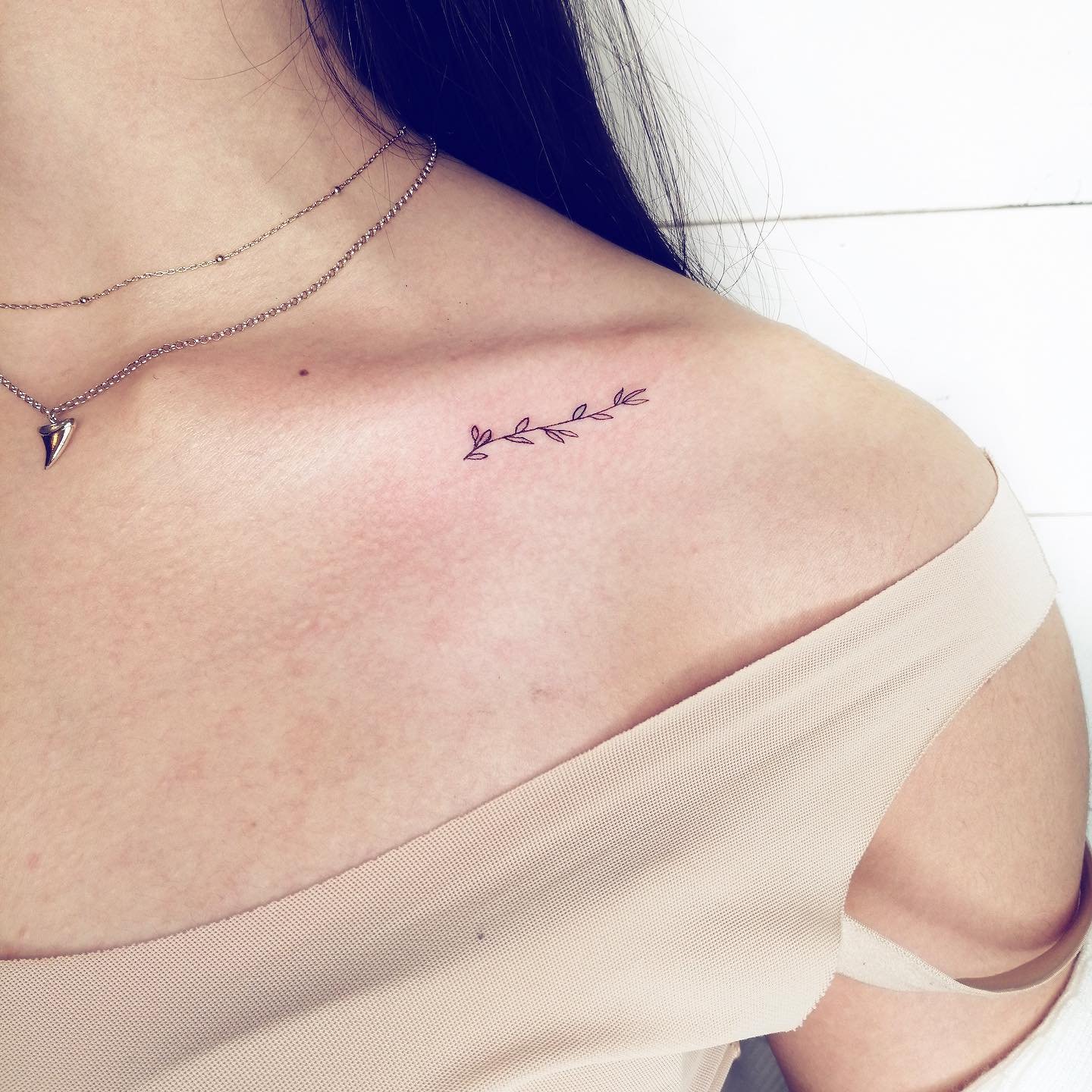 Tatuaje de flor en hombro, línea fina Sinkply Madrid
