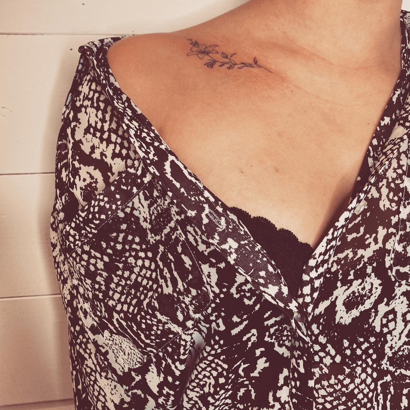 Tatuaje de flor en hombro, línea fina Sinkply Madrid