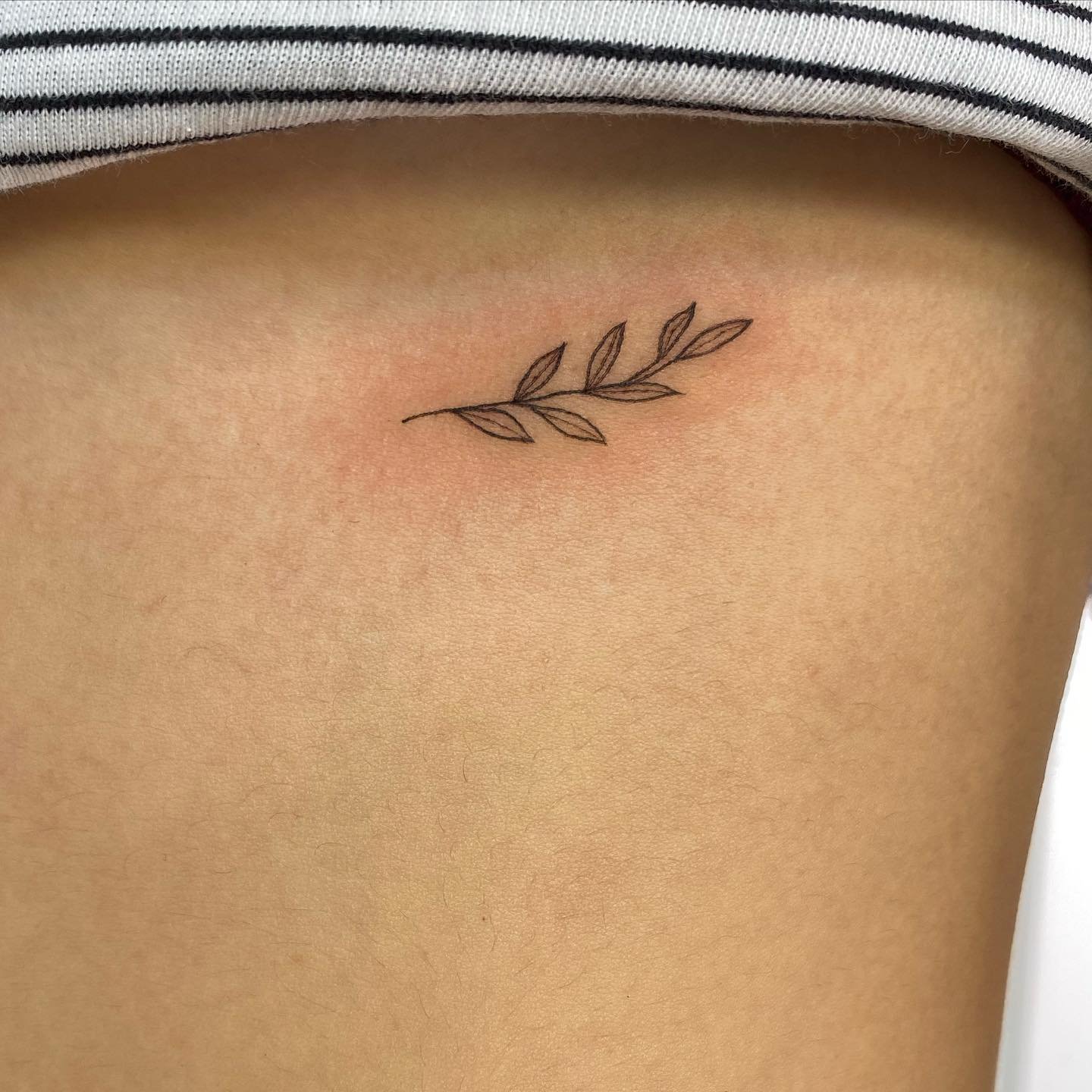 Tatuaje de flor en hombro, línea fina Sinkply Madrid