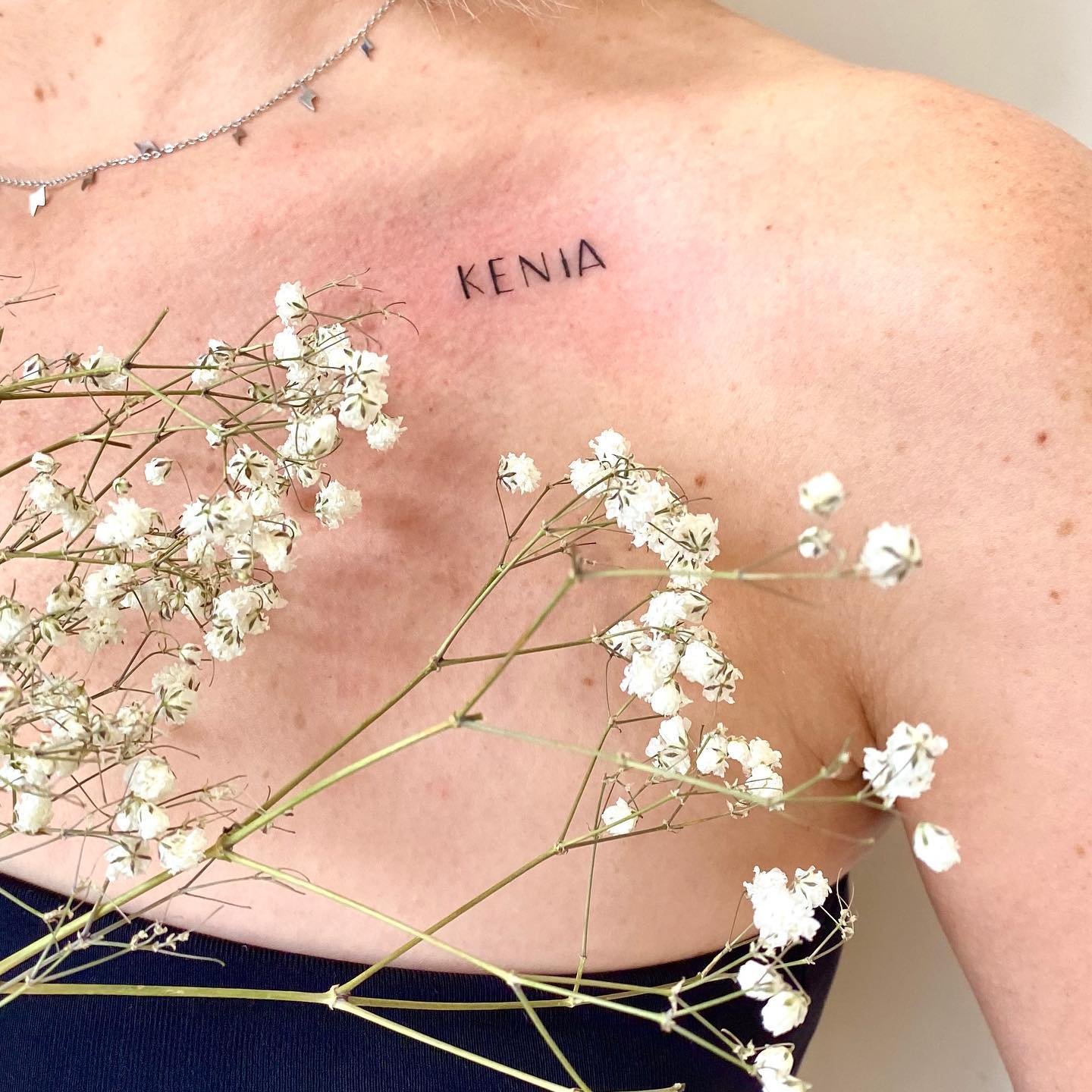 Tatuaje de flor en hombro, línea fina Sinkply Madrid
