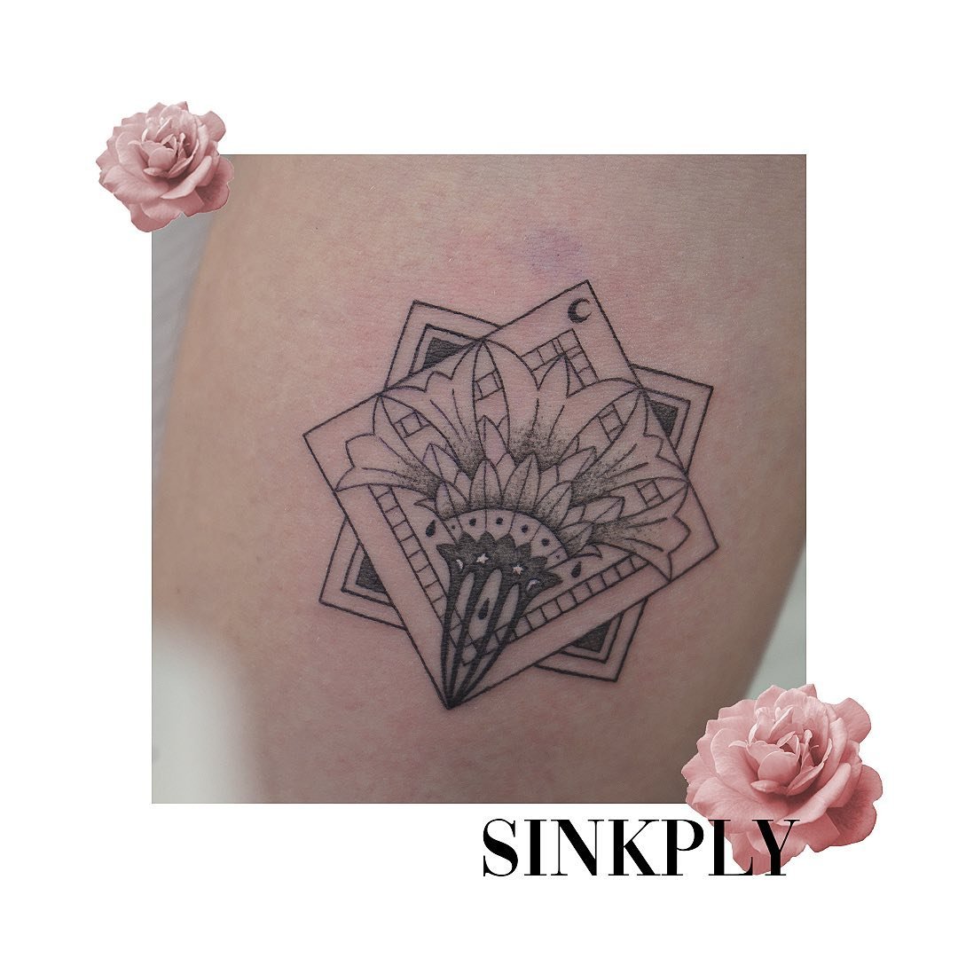 Tatuaje de flor en hombro, línea fina Sinkply Madrid