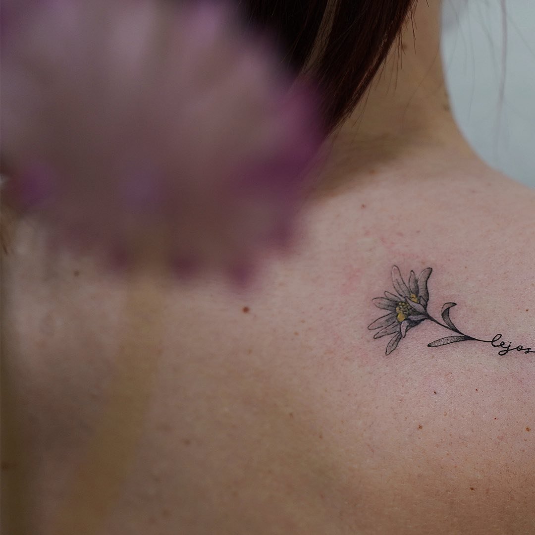 Tatuaje de flor en hombro, línea fina Sinkply Madrid