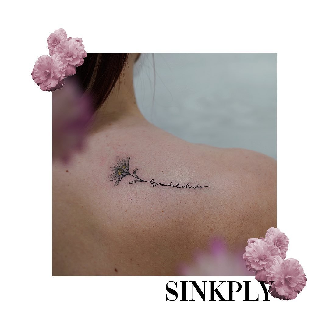 Tatuaje de flor en hombro, línea fina Sinkply Madrid