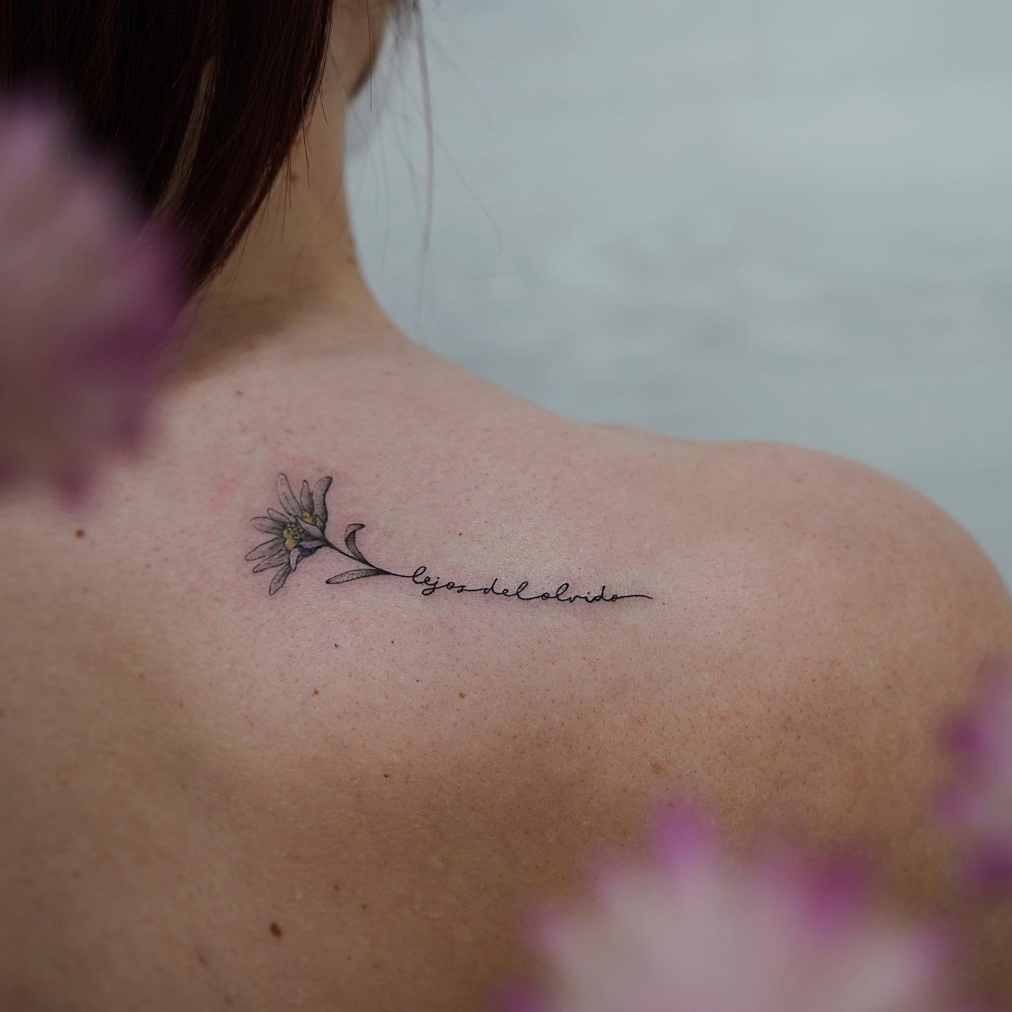 Tatuaje de flor en hombro, línea fina Sinkply Madrid