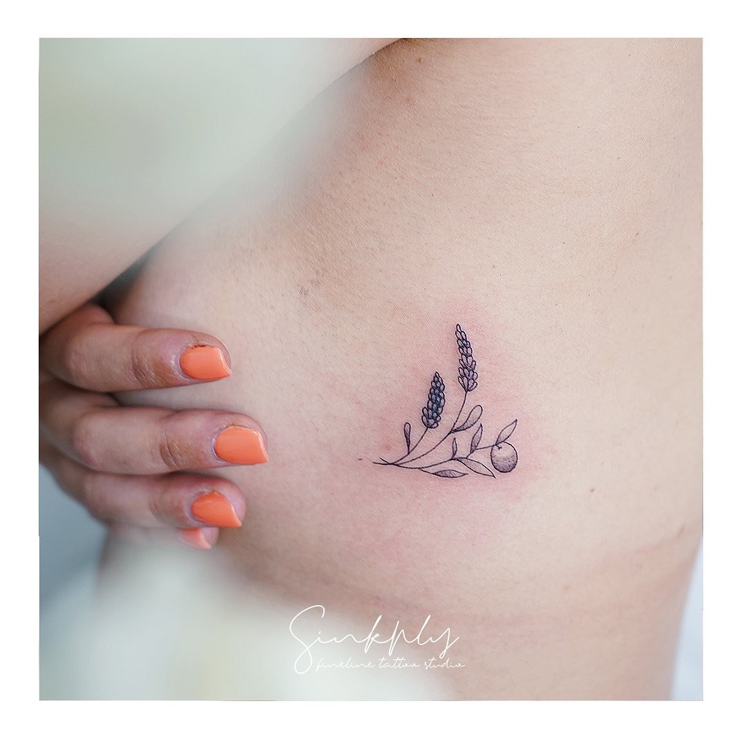 Tatuaje de flor en hombro, línea fina Sinkply Madrid