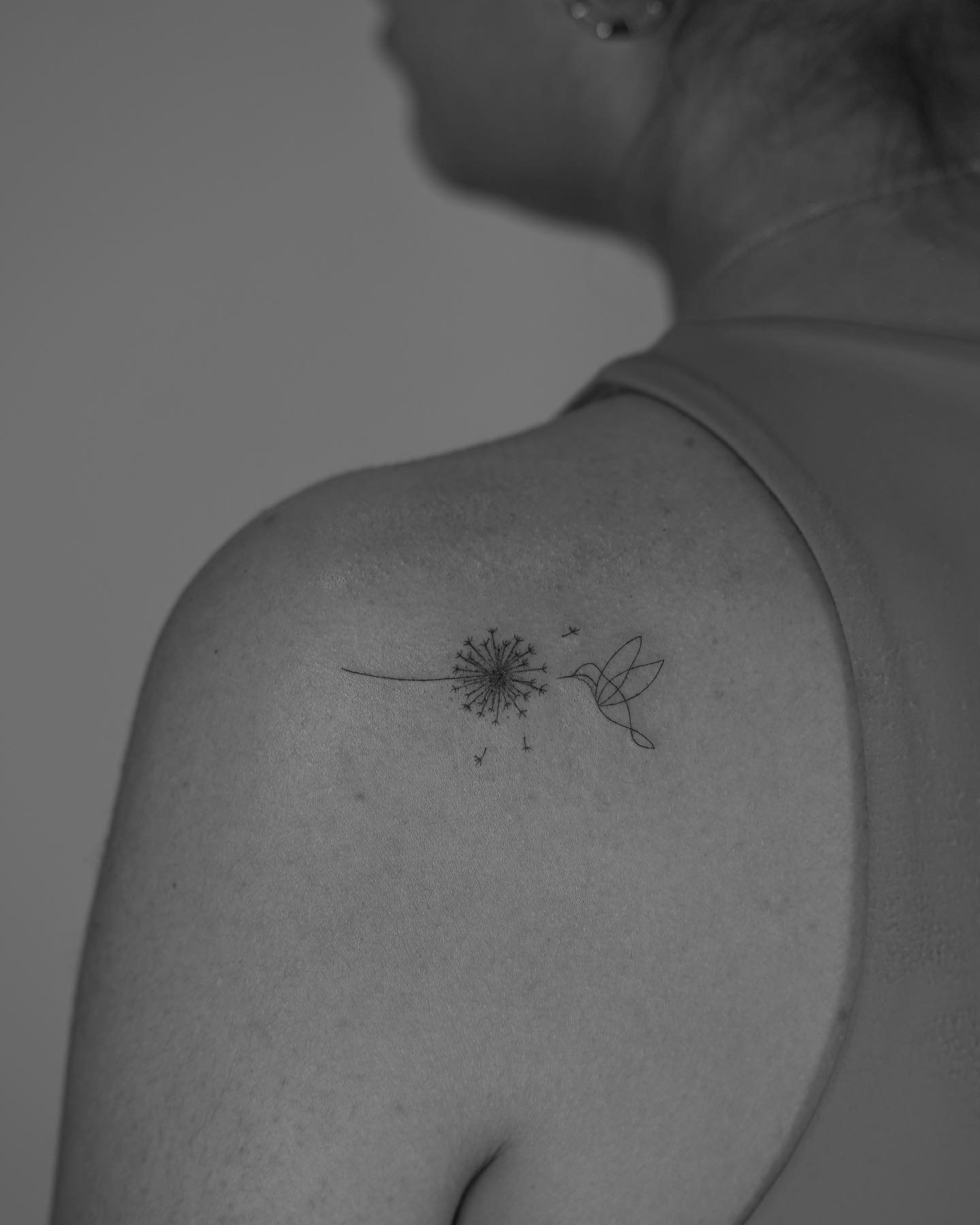 Tatuaje de flor en hombro, línea fina Sinkply Madrid